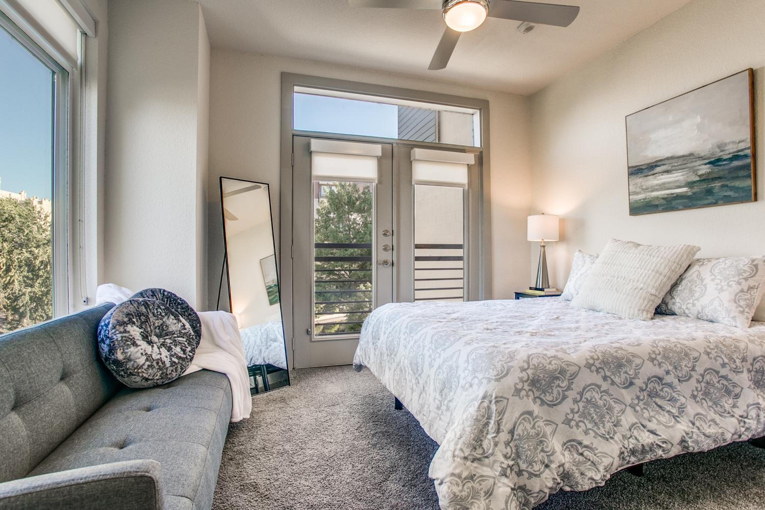 Luxury Condo facing RiverWalk Free Parking Pet Friendly Centrally Located view 5