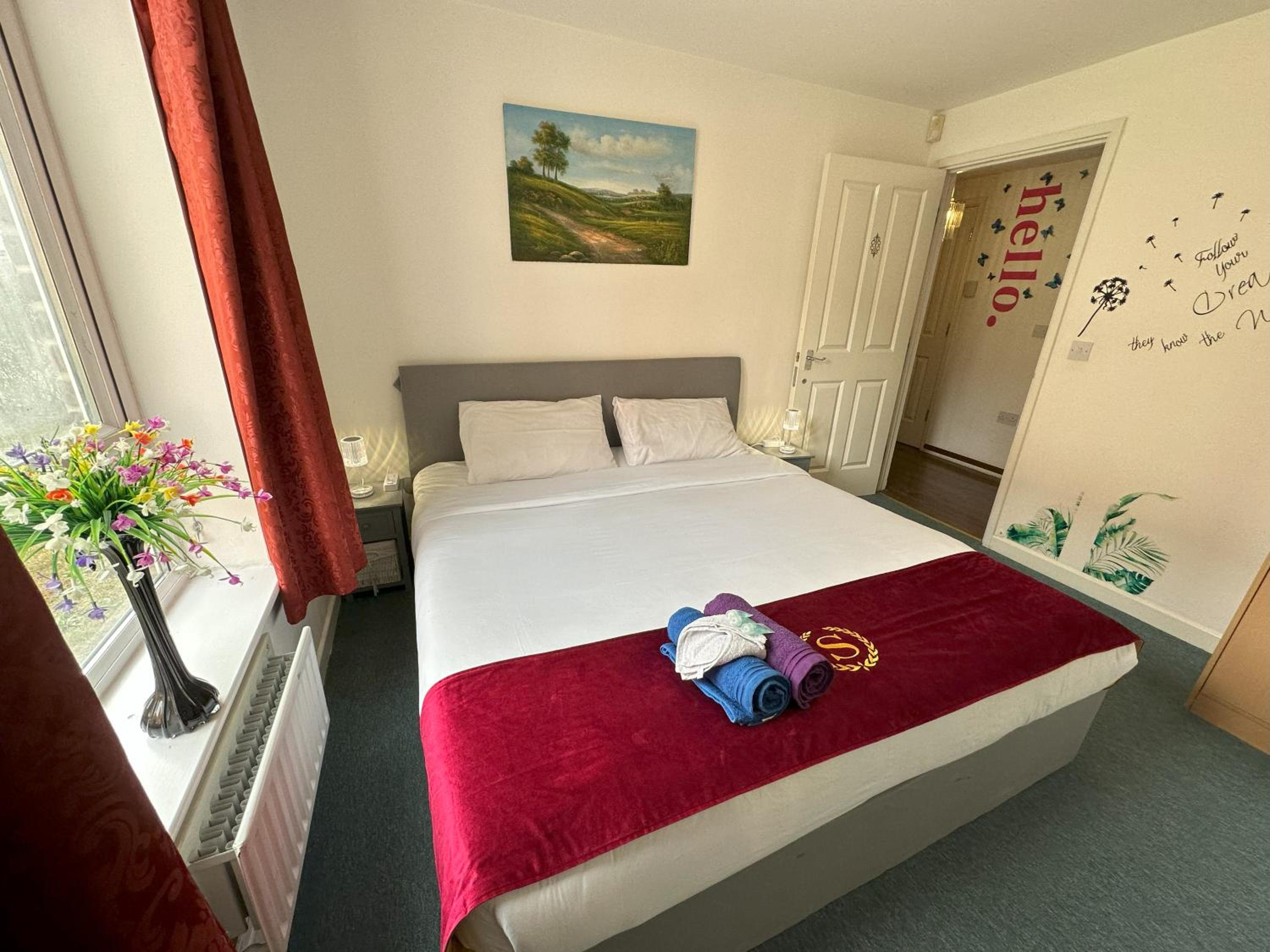 London 2 double bedrooms 2 Bathrooms Holiday Home - Parking SKYSPORTS, NETFLIX - 2 - 3 minutes walk to the Train station - 19min to London Liverpool Street