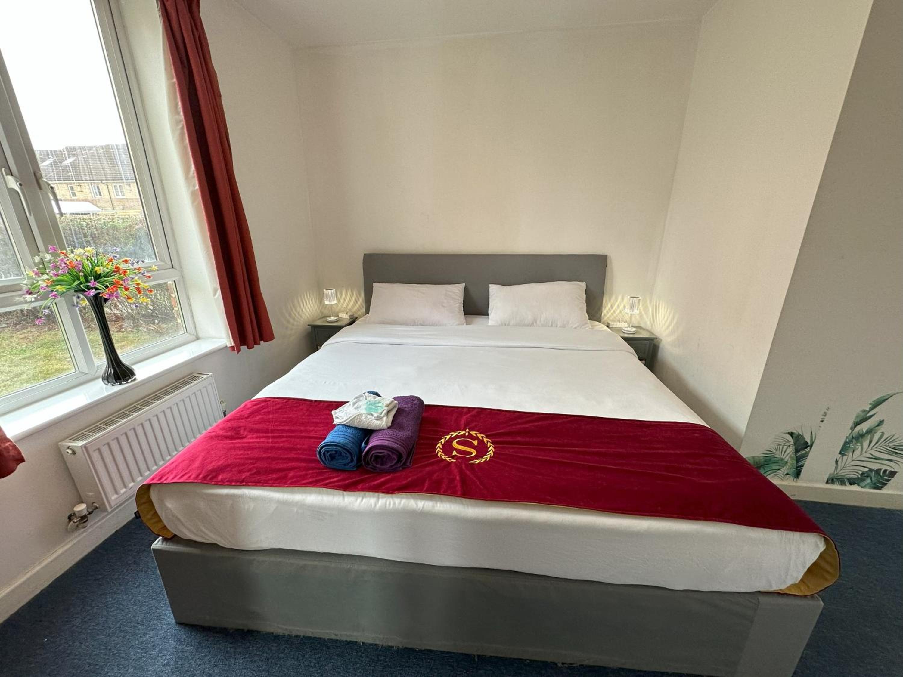 London 2 double bedrooms 2 Bathrooms Holiday Home - Parking SKYSPORTS, NETFLIX - 2 - 3 minutes walk to the Train station - 19min to London Liverpool Street