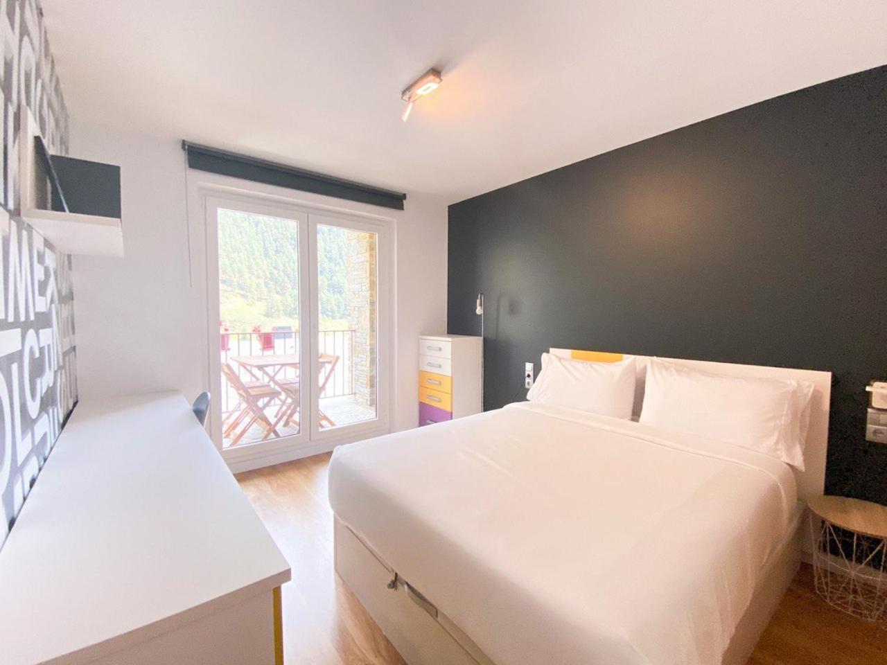 Terraza con Increibles Vistas Para 6 adultos y 2 extra niño - 3 habitaciones - 2 baños - ARINSAL - FREE PARKING l by BonesVacances