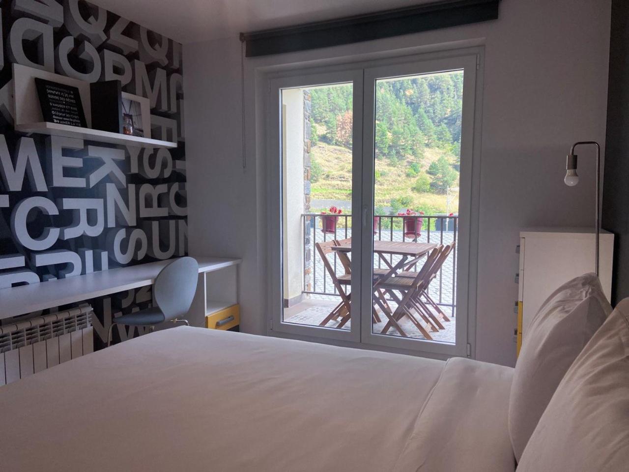 Terraza con Increibles Vistas Para 6 adultos y 2 extra niño - 3 habitaciones - 2 baños - ARINSAL - FREE PARKING l by BonesVacances