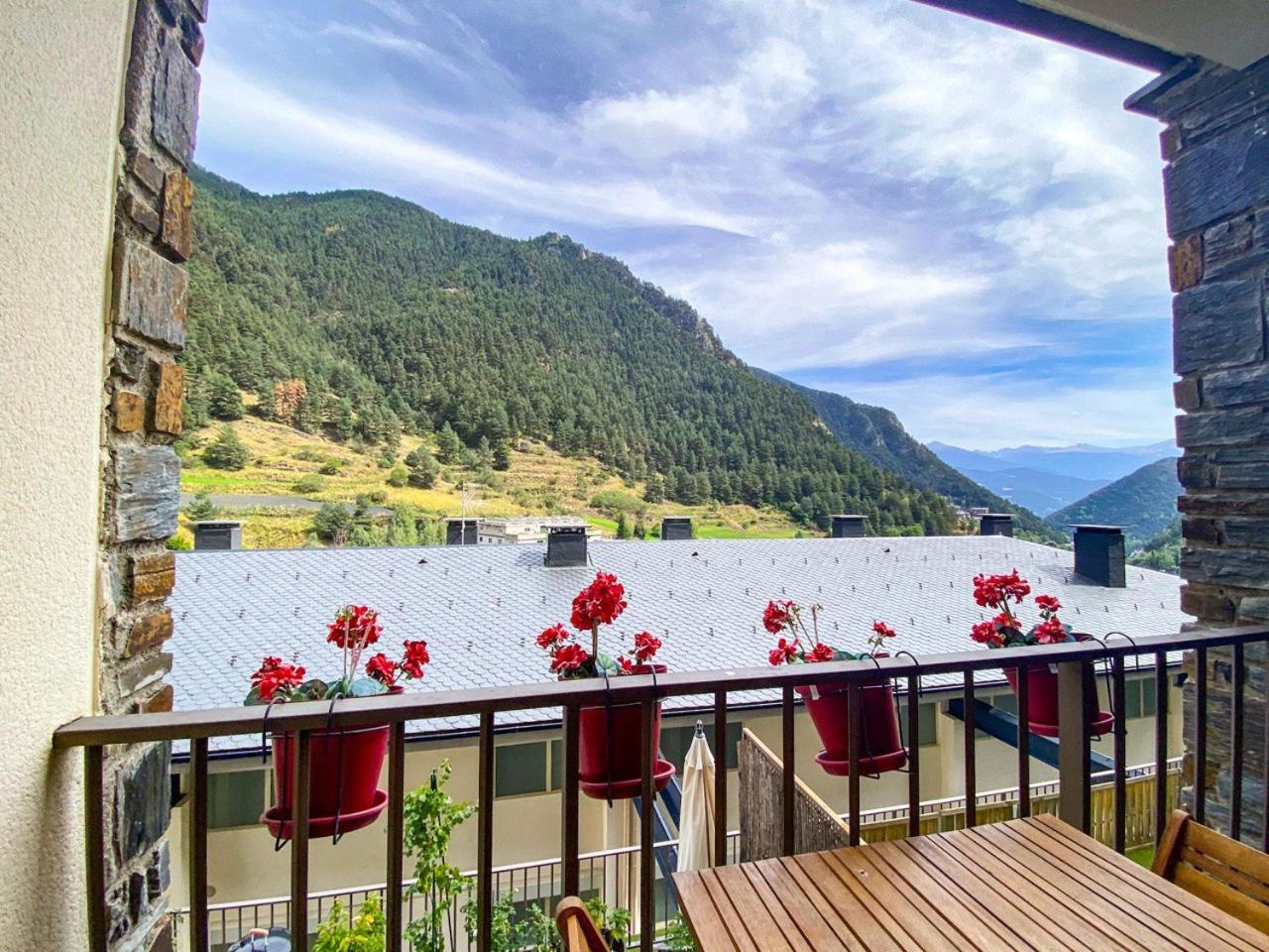 Terraza con Increibles Vistas Para 6 adultos y 2 extra niño - 3 habitaciones - 2 baños - ARINSAL - FREE PARKING l by BonesVacances
