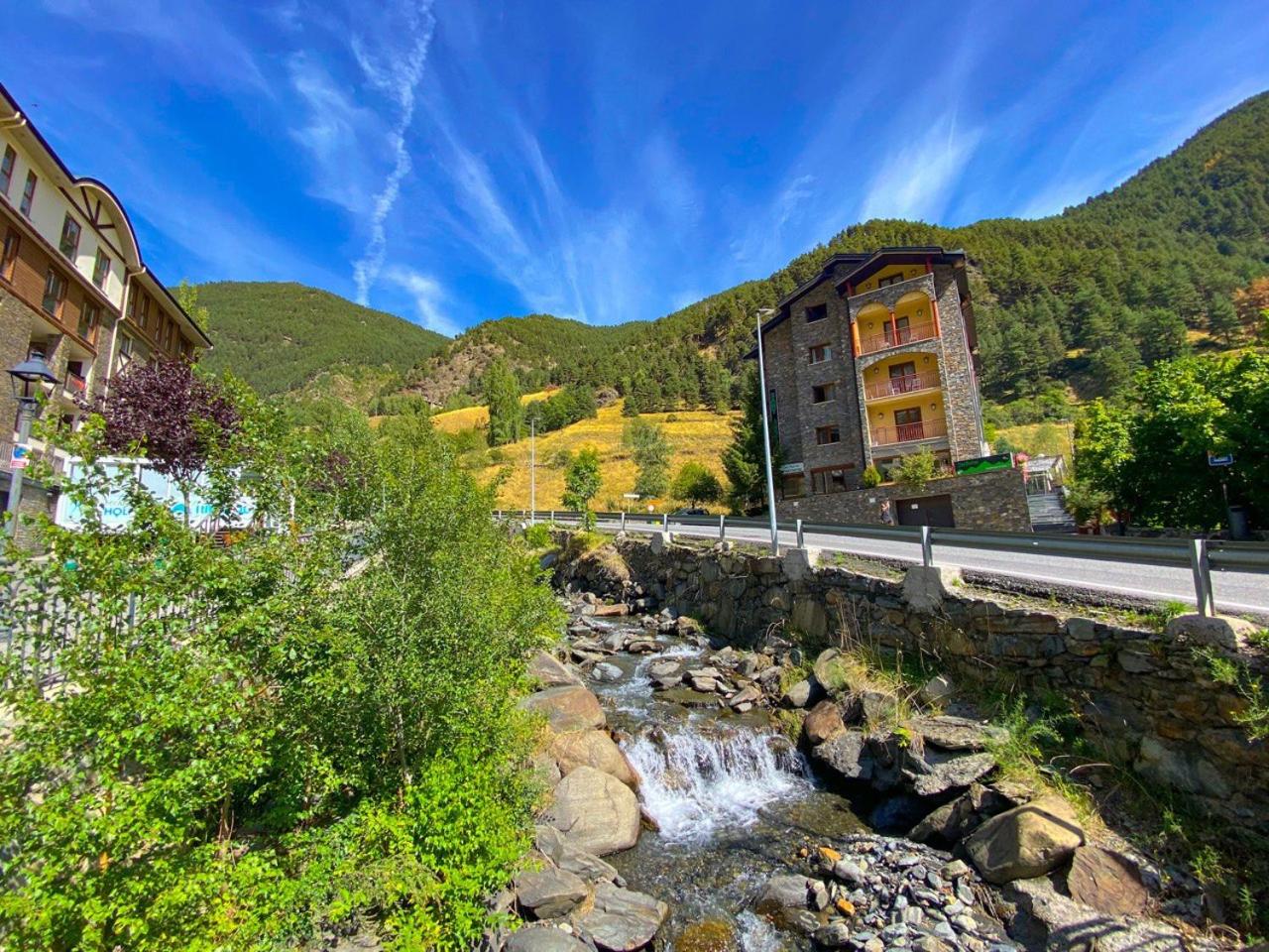 Terraza con Increibles Vistas Para 6 adultos y 2 extra niño - 3 habitaciones - 2 baños - ARINSAL - FREE PARKING l by BonesVacances