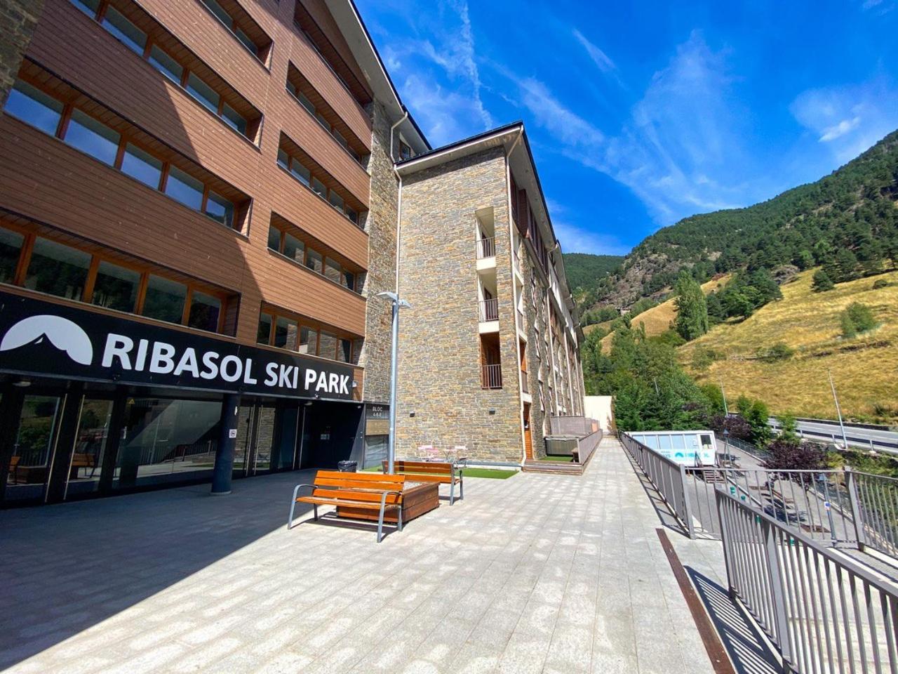 Terraza con Increibles Vistas Para 6 adultos y 2 extra niño - 3 habitaciones - 2 baños - ARINSAL - FREE PARKING l by BonesVacances