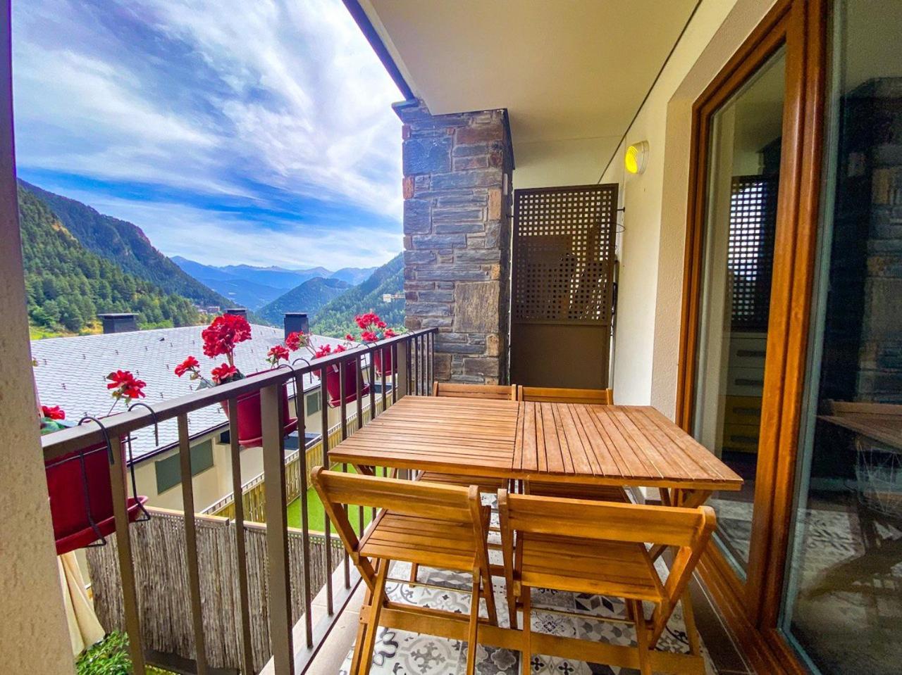 Terraza con Increibles Vistas Para 6 adultos y 2 extra niño - 3 habitaciones - 2 baños - ARINSAL - FREE PARKING l by BonesVacances