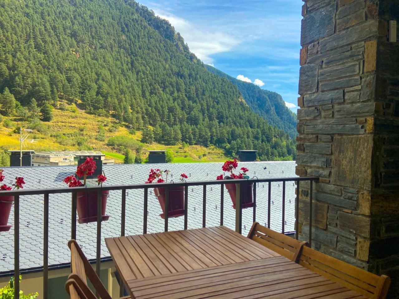 Terraza con Increibles Vistas Para 6 adultos y 2 extra niño - 3 habitaciones - 2 baños - ARINSAL - FREE PARKING l by BonesVacances