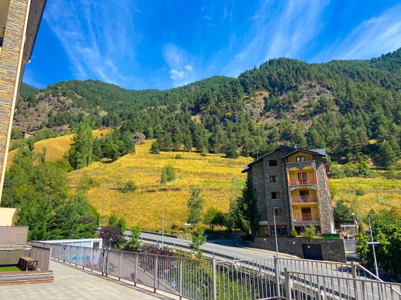 Terraza con Increibles Vistas Para 6 adultos y 2 extra niño - 3 habitaciones - 2 baños - ARINSAL - FREE PARKING l by BonesVacances