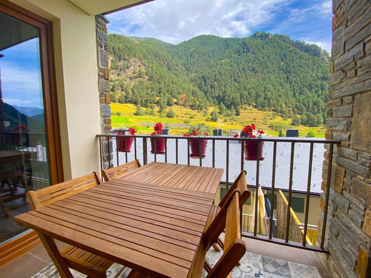 Terraza con Increibles Vistas Para 6 adultos y 2 extra niño - 3 habitaciones - 2 baños - ARINSAL - FREE PARKING l by BonesVacances