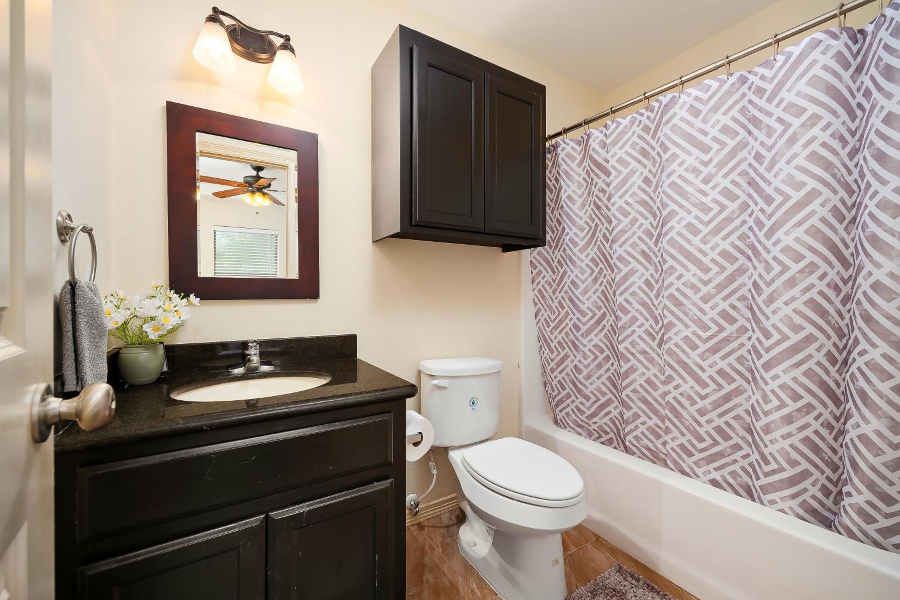Hummingbird Haven 2 Cozy Comfort Haven - Parking at No Extra Cost view 2