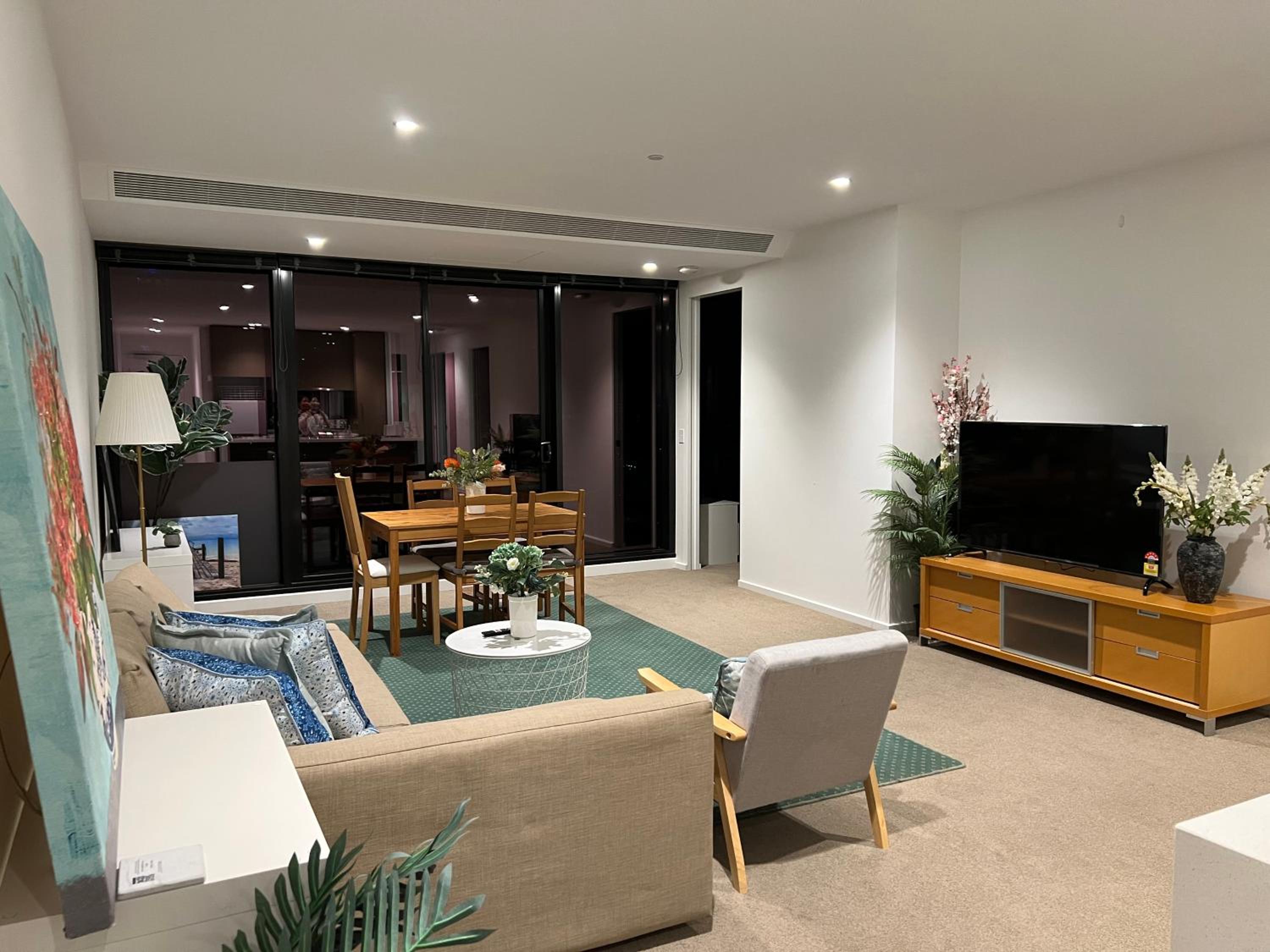 Quiet CBD 3b2b apartment + free parking