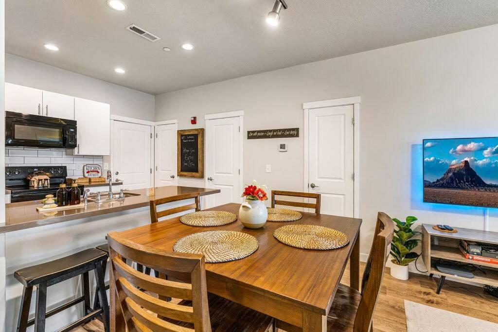 Spacious 2-Story, Pet&Fam Friendly, WFH, Gym&Pool view 3