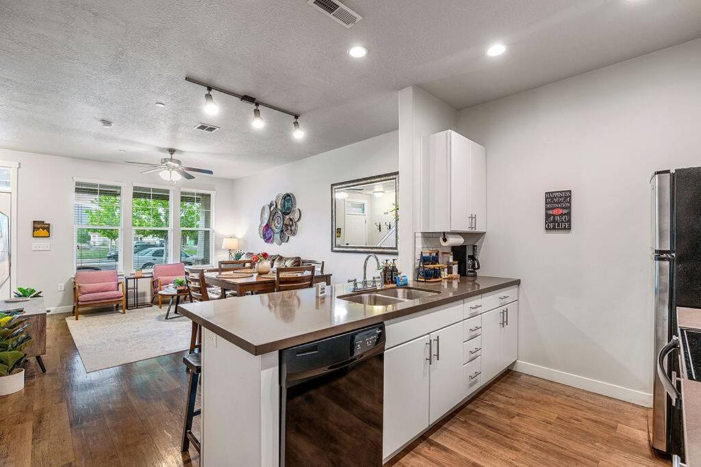 Spacious 2-Story, Pet&Fam Friendly, WFH, Gym&Pool view 4