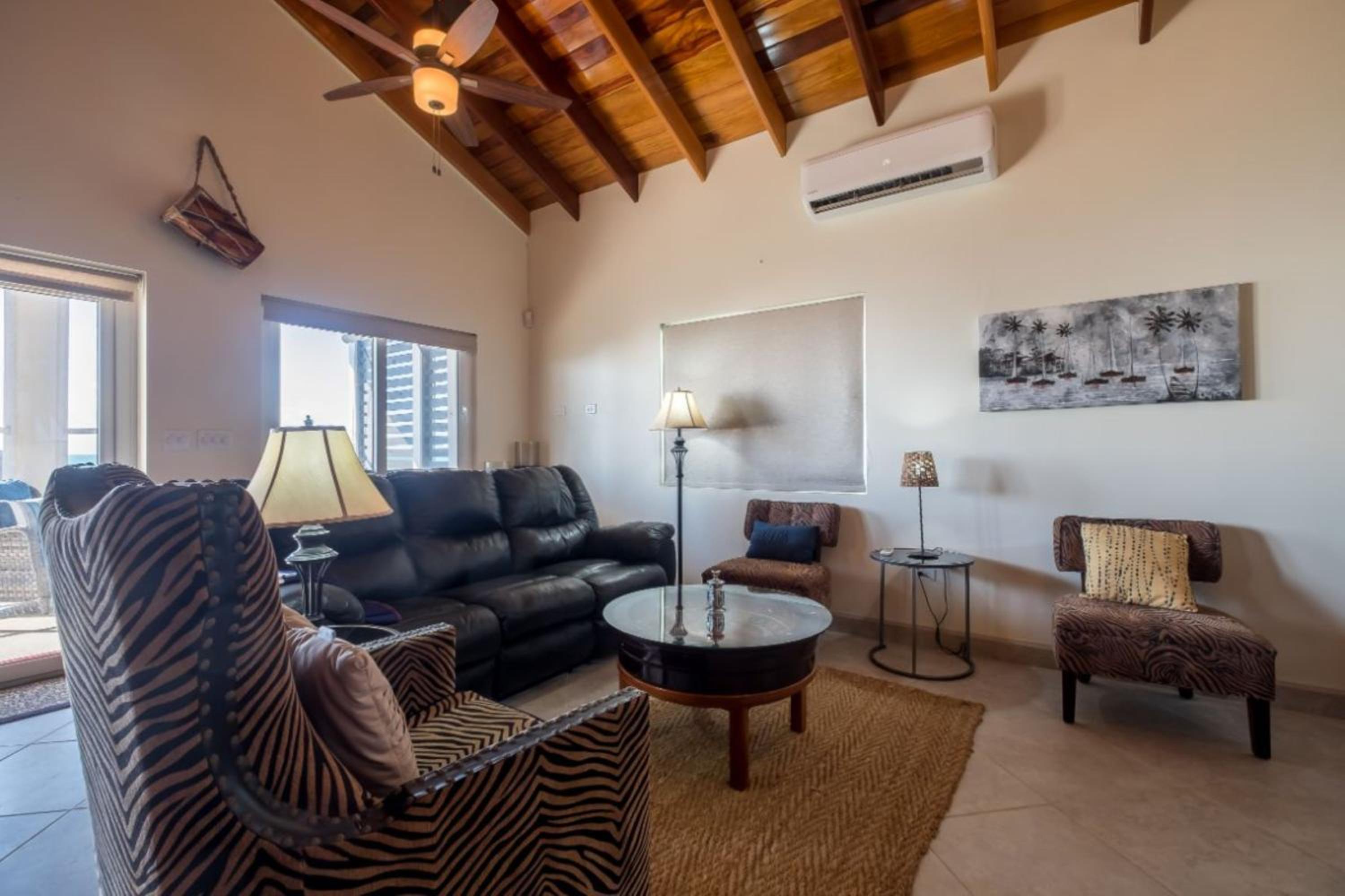 La Perla Azul Beach House with Pool