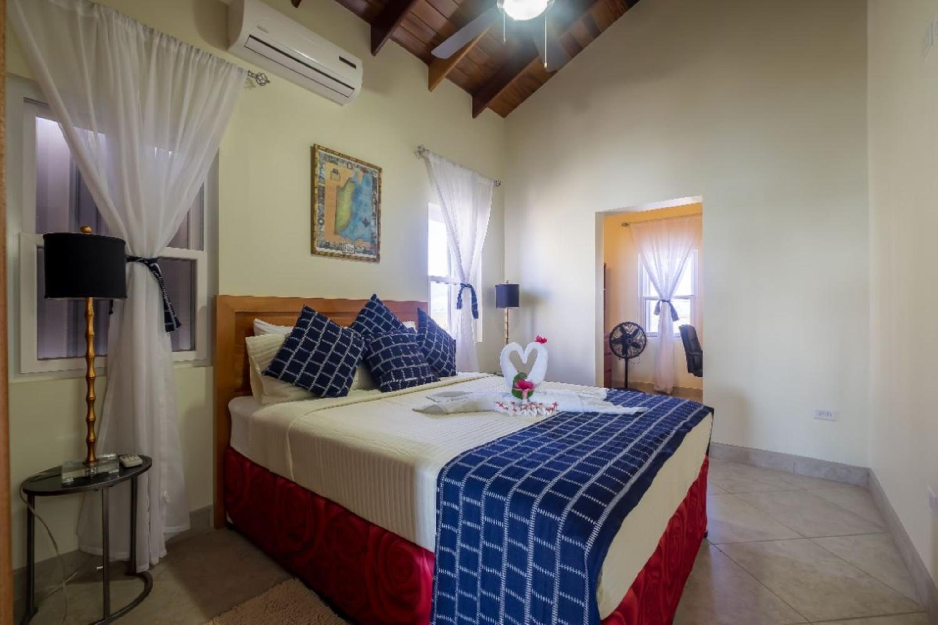 La Perla Azul Beach House with Pool