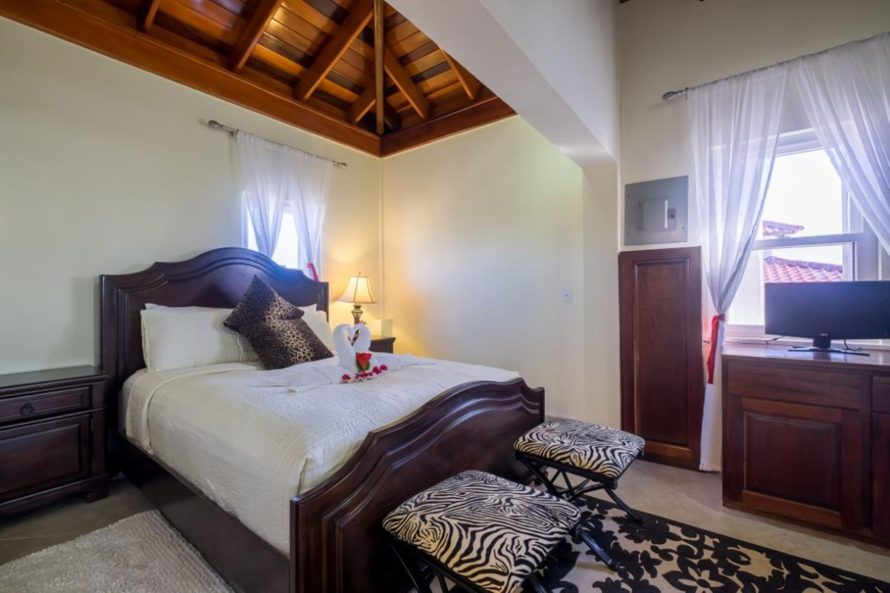 La Perla Azul Beach House with Pool
