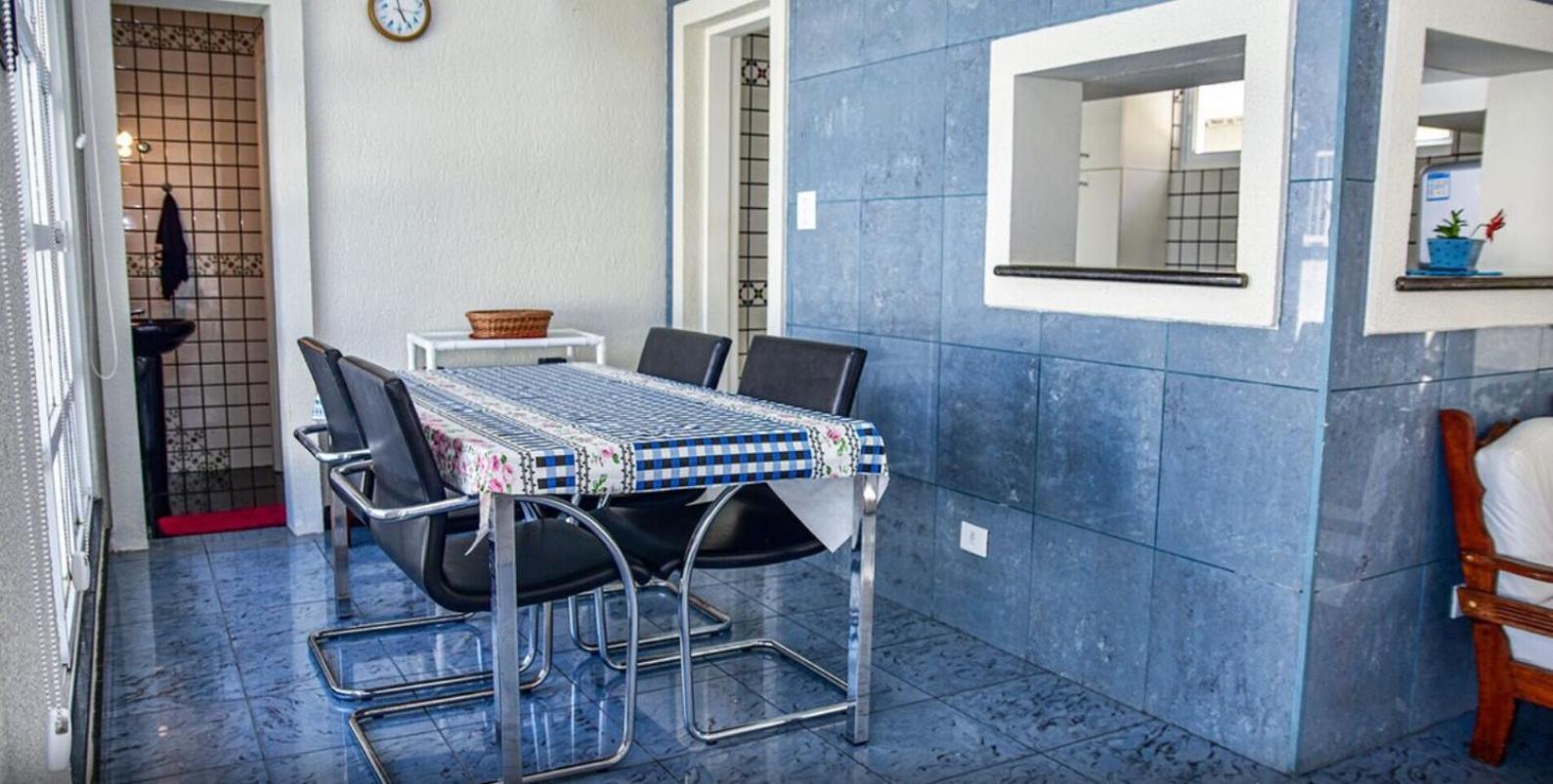 Casa pé na areia de frente para o mar