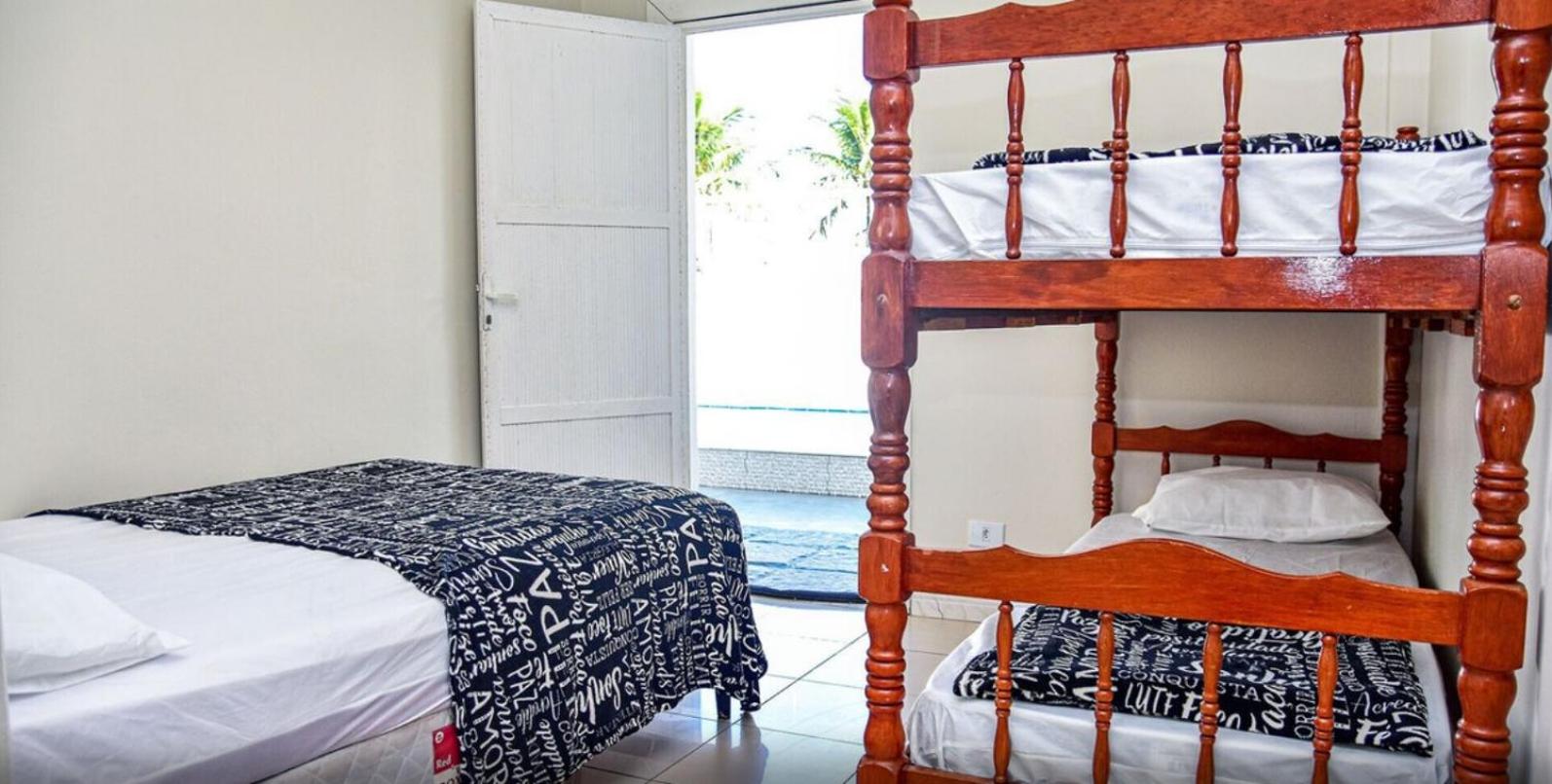 Casa pé na areia de frente para o mar