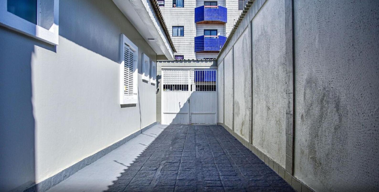 Casa pé na areia de frente para o mar