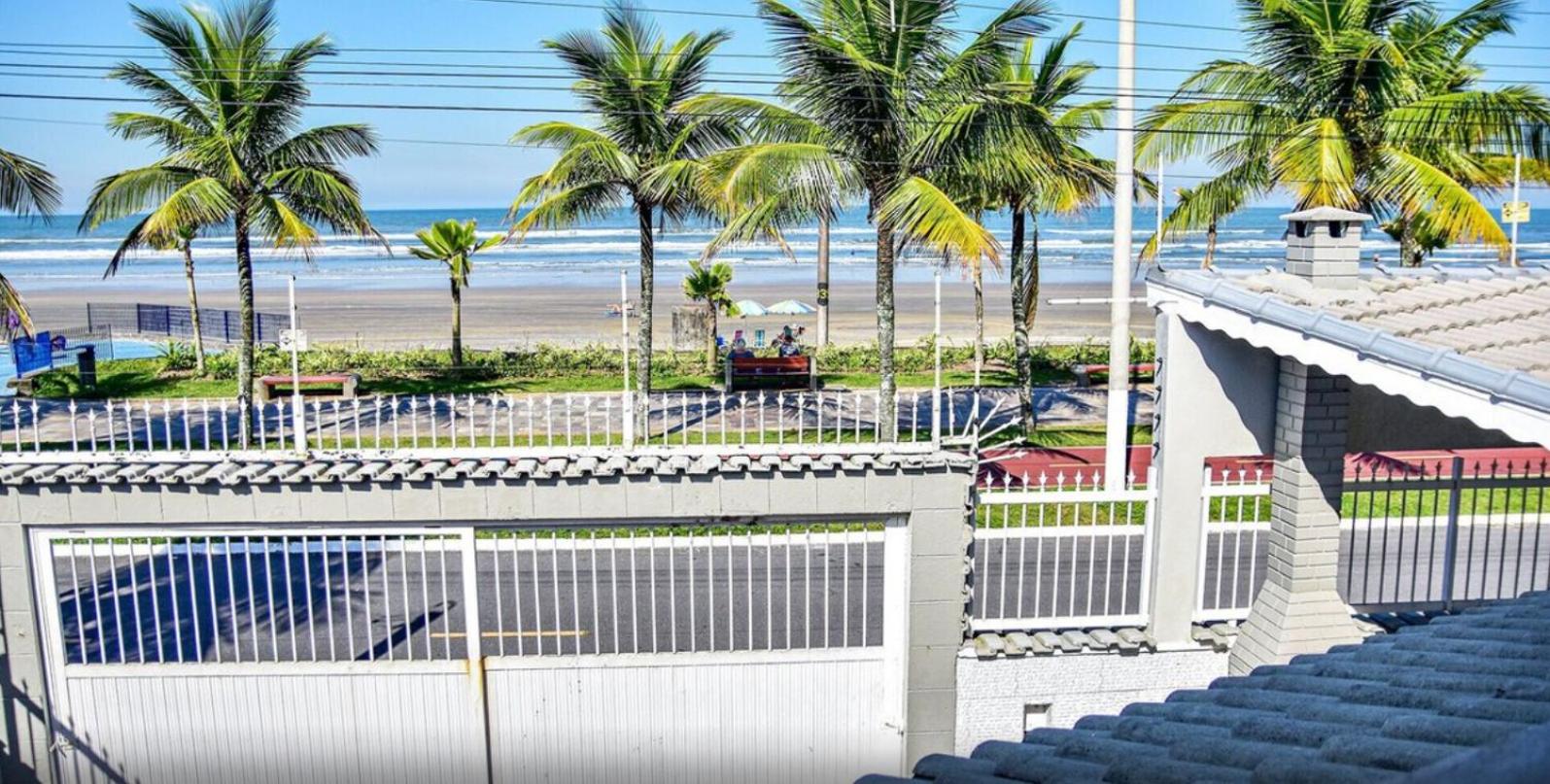 Casa pé na areia de frente para o mar