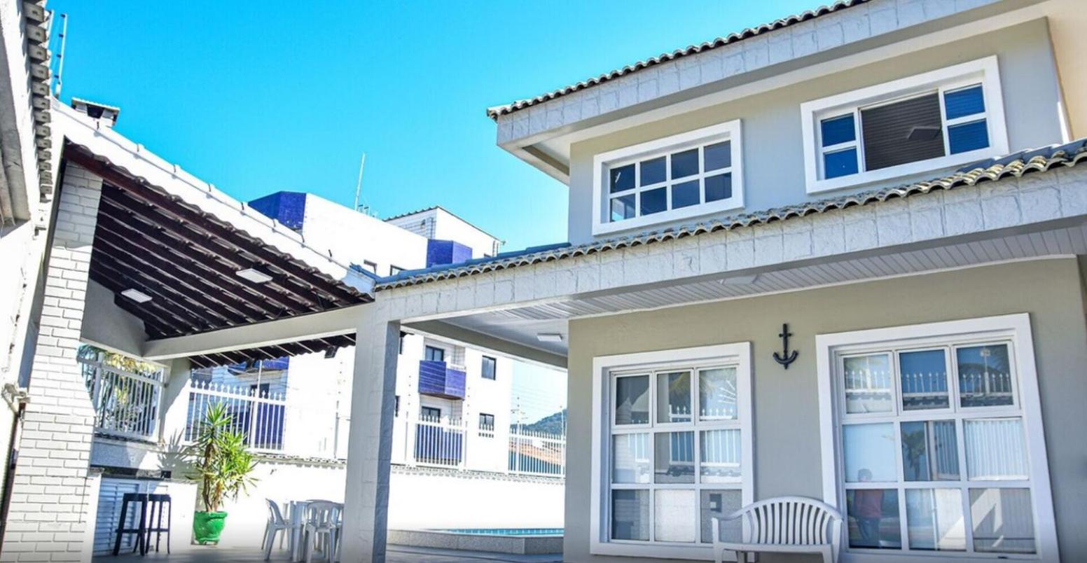 Casa pé na areia de frente para o mar