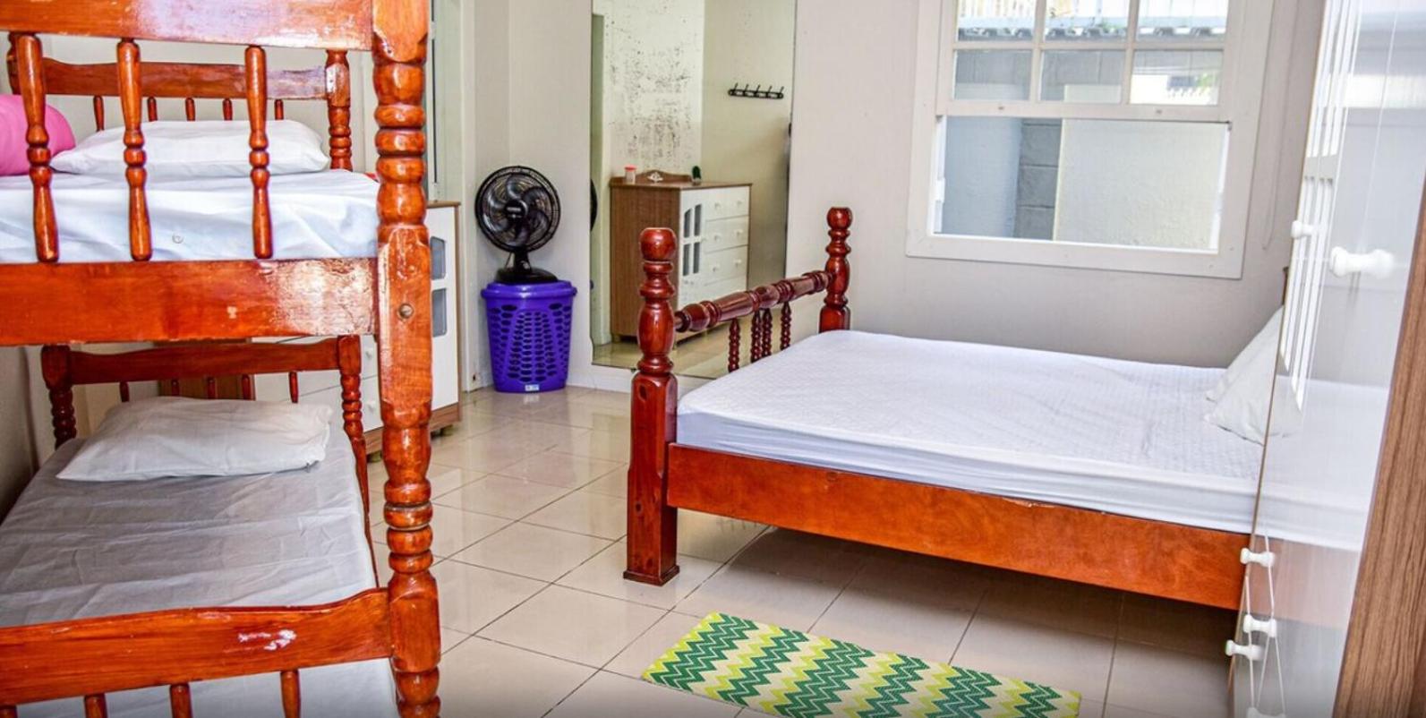 Casa pé na areia de frente para o mar