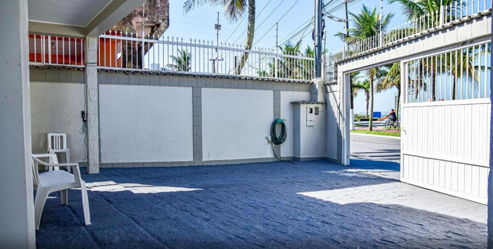 Casa pé na areia de frente para o mar