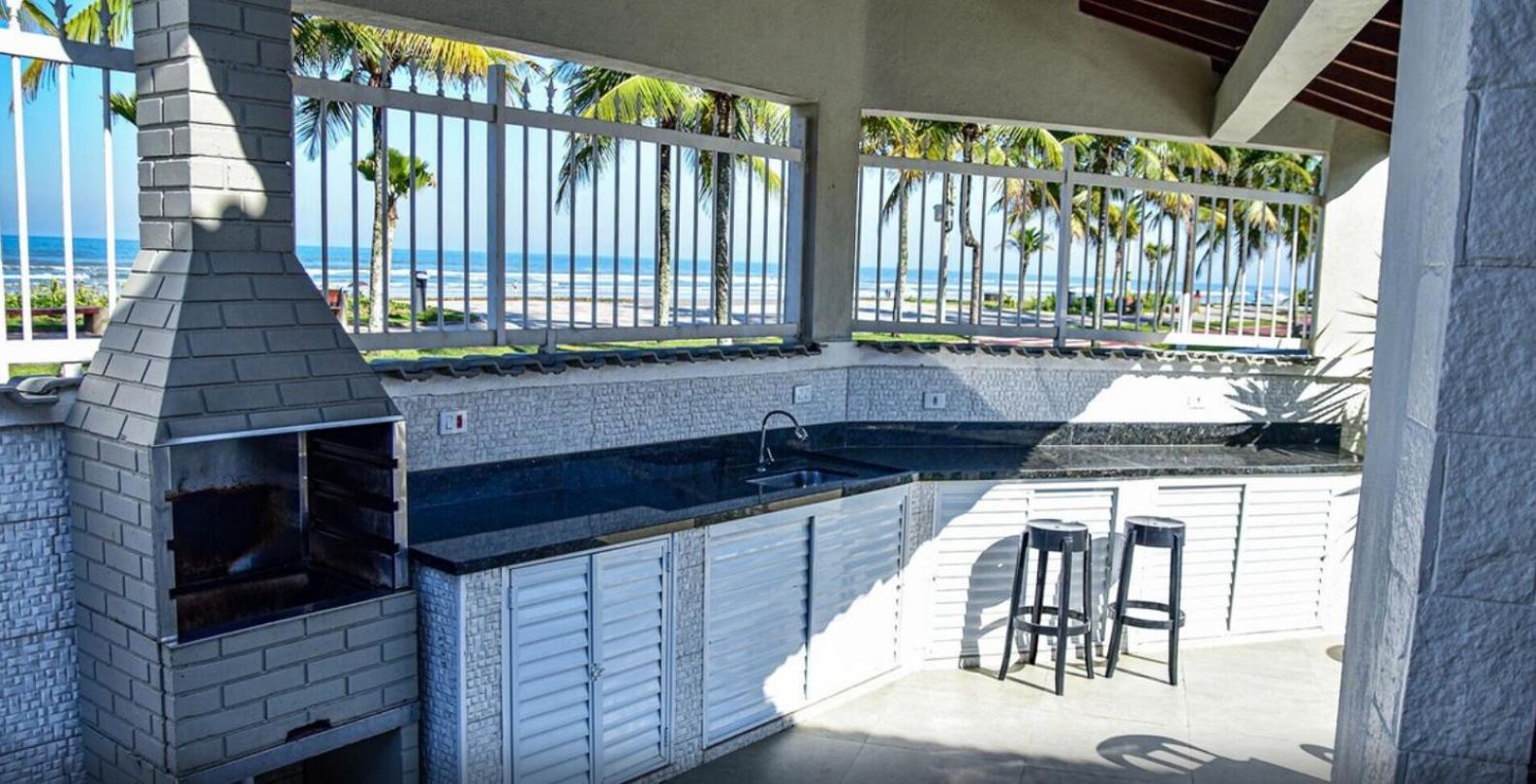 Casa pé na areia de frente para o mar