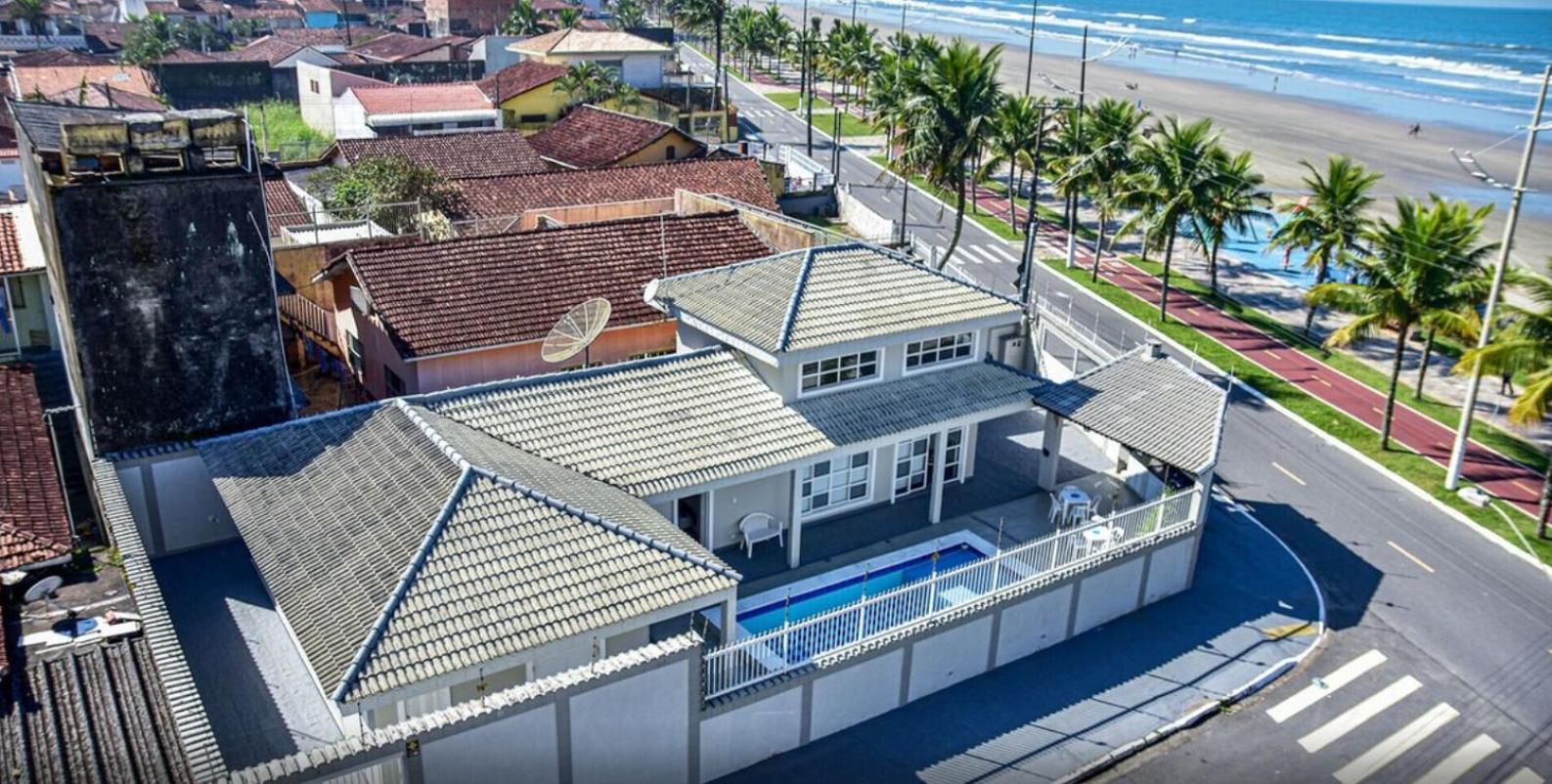 Casa pé na areia de frente para o mar