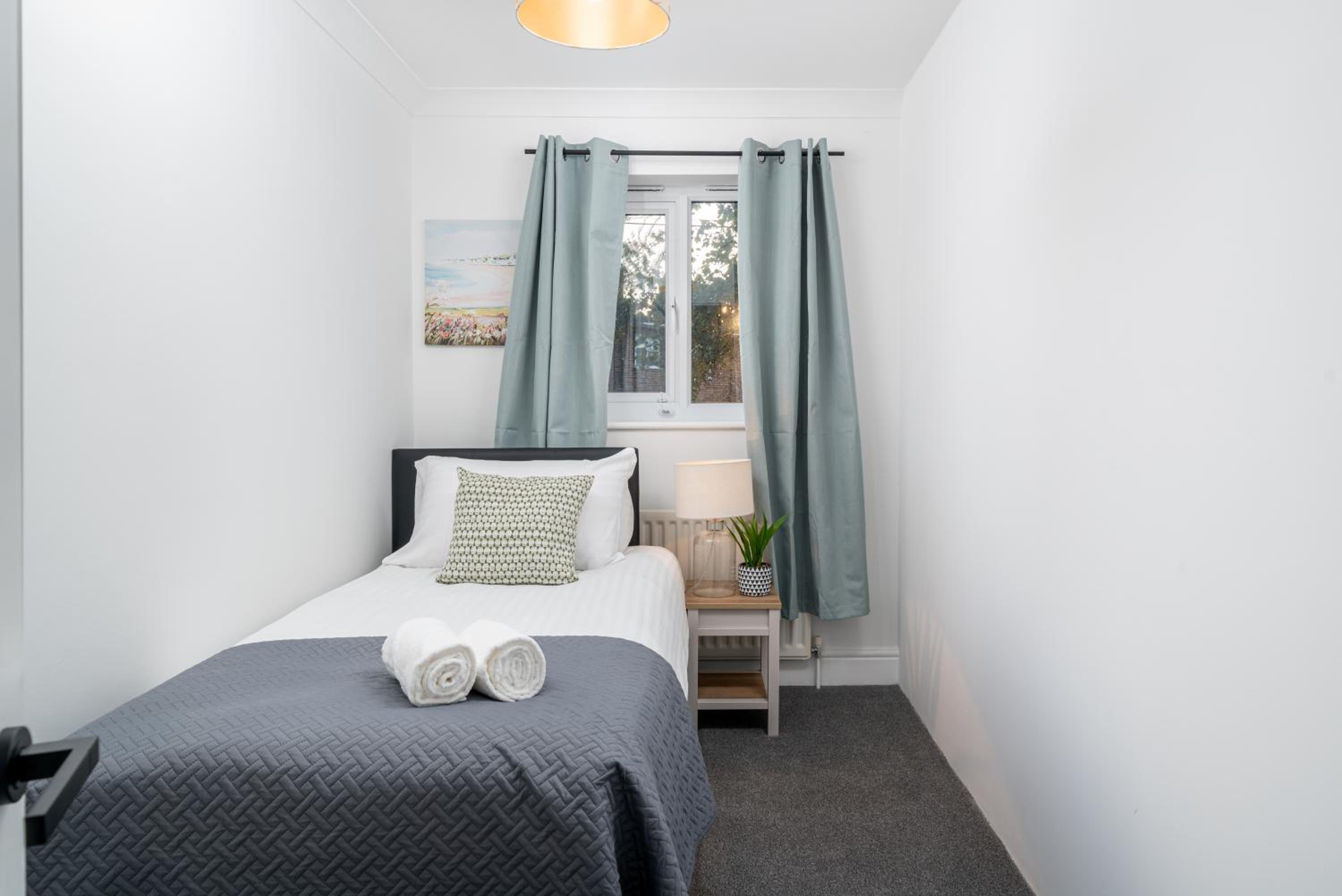 COZY 3 Bed House With Garden & Parking in Rochester, Kent Mins to Train Station, WiFi view 4