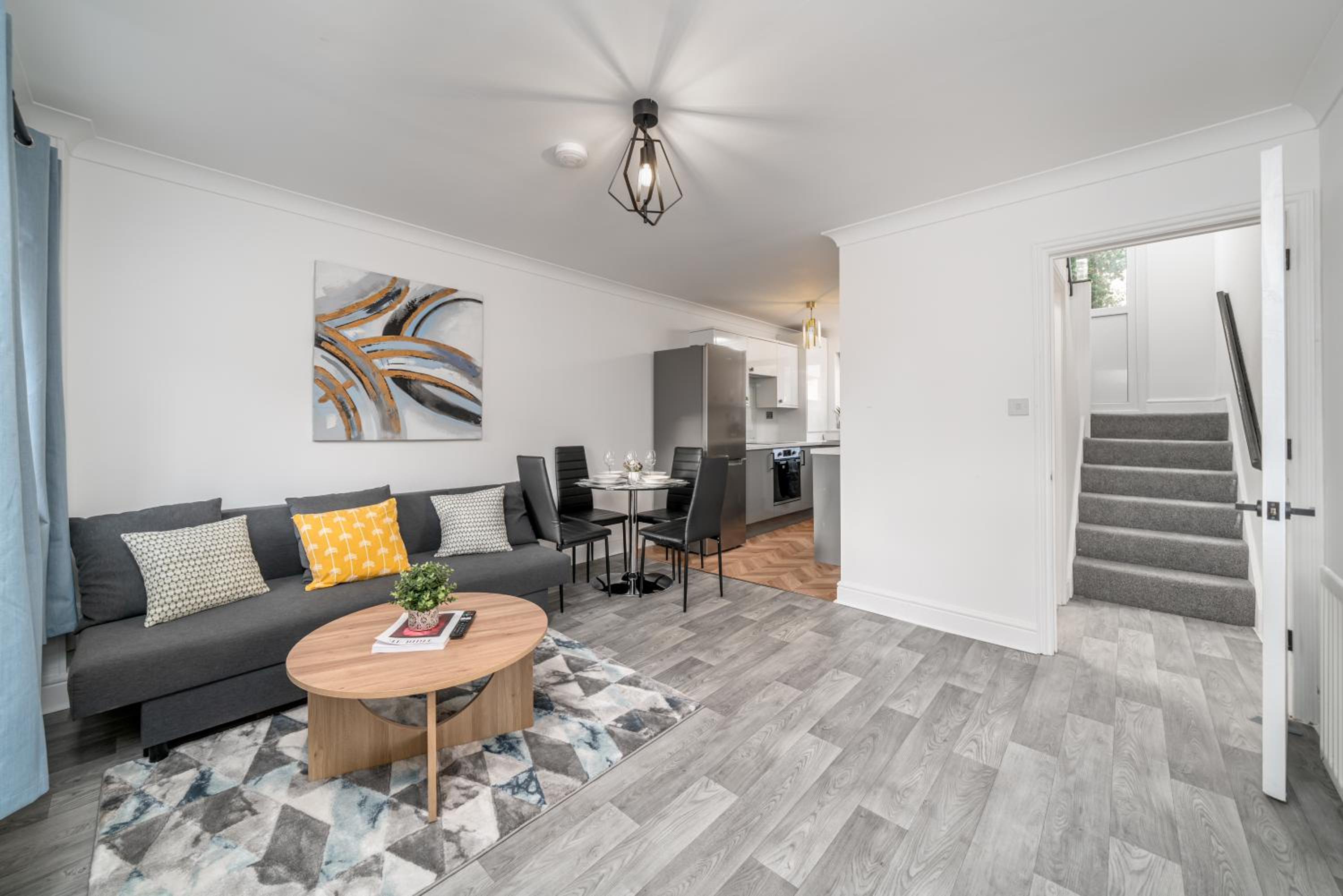 COZY 3 Bed House With Garden & Parking in Rochester, Kent Mins to Train Station, WiFi view 2