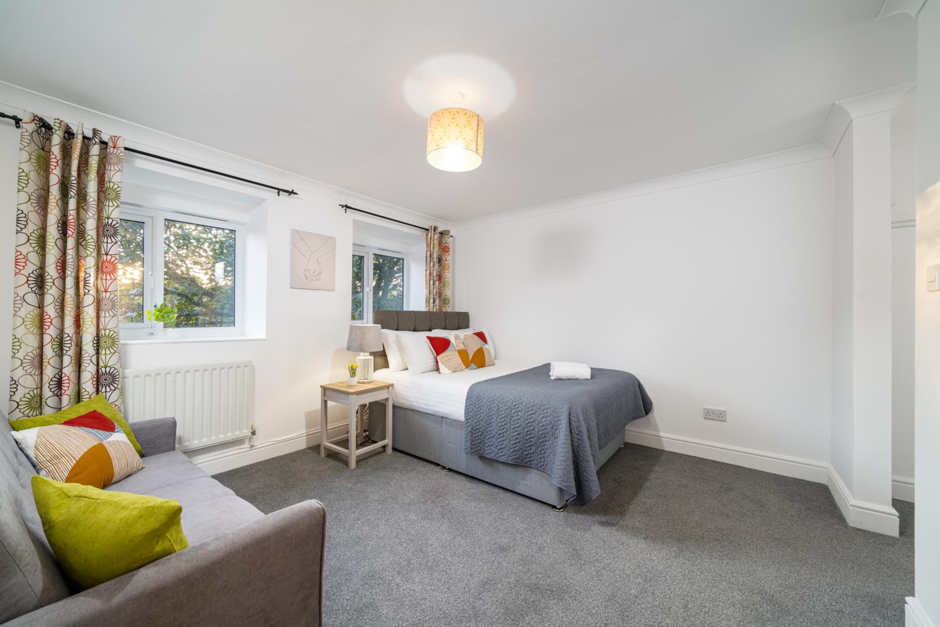 COZY 3 Bed House With Garden & Parking in Rochester, Kent Mins to Train Station, WiFi view 3