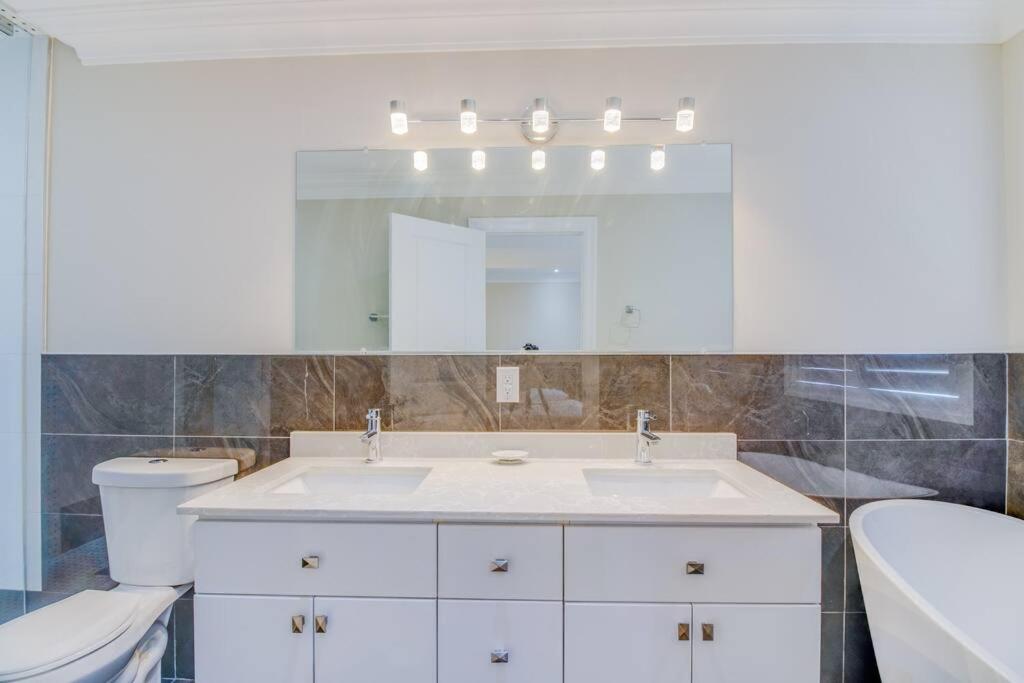 Luxury house, 25 minutes to Toronto Downtown