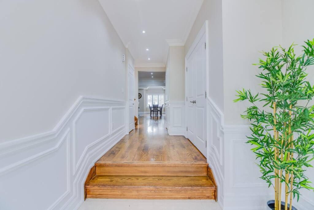 Luxury house, 25 minutes to Toronto Downtown