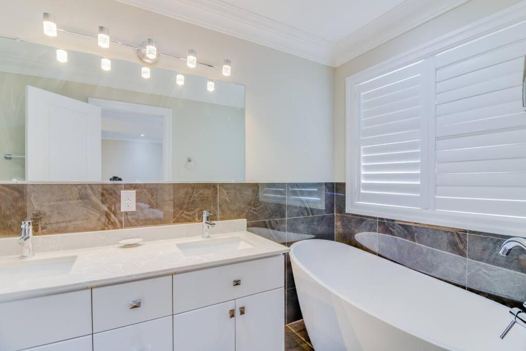 Luxury house, 25 minutes to Toronto Downtown