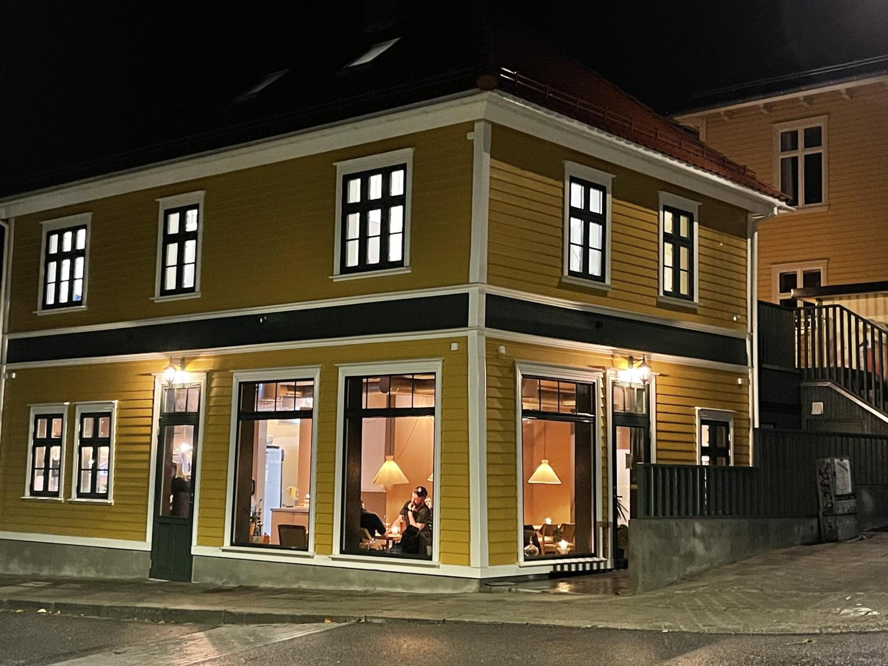Vibrant apartment on bustling street, above a restaurant - Perfect for tourists,