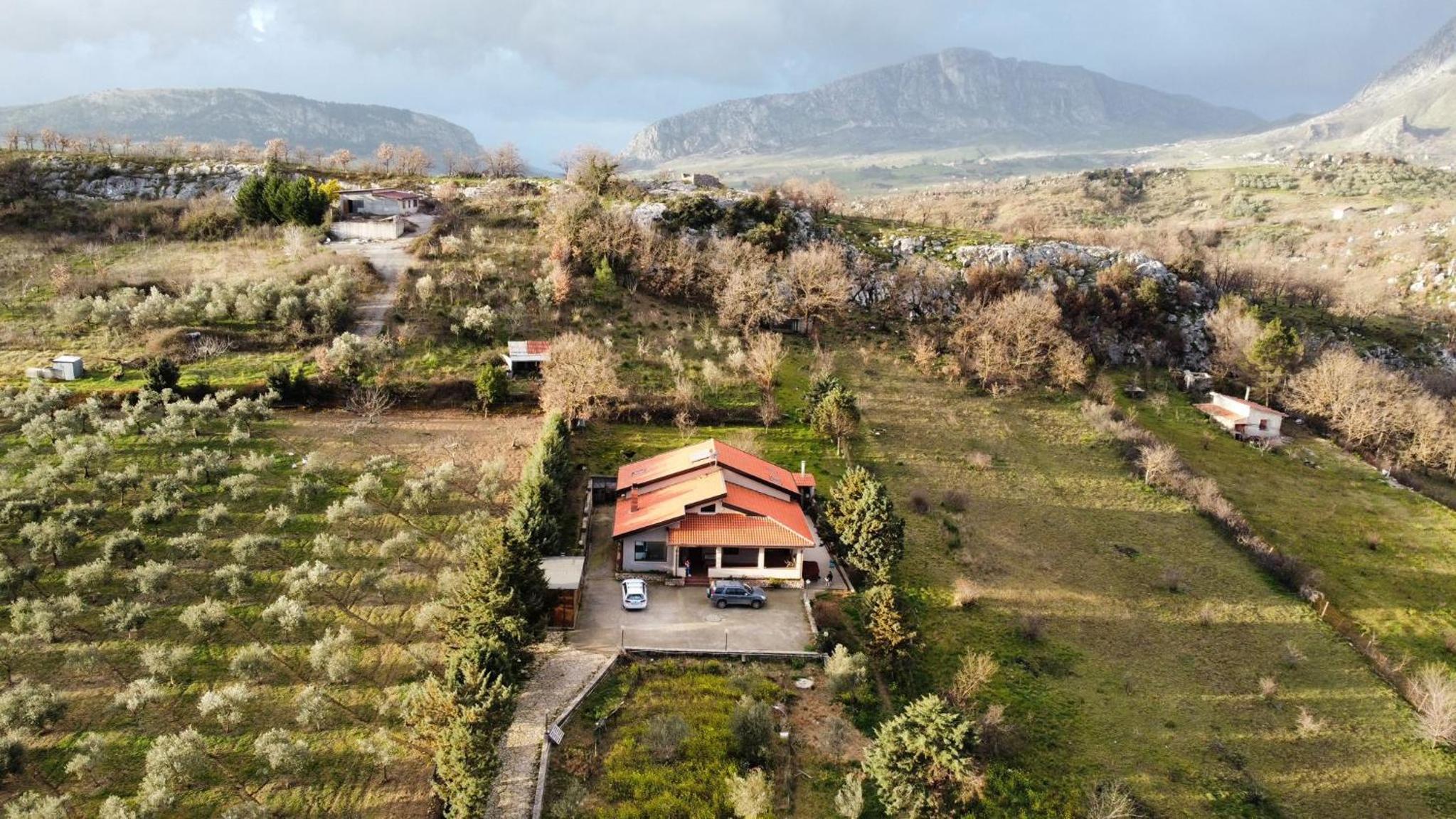 Flyhouse PARCHEGGIO AUTO BICI GRATUITO