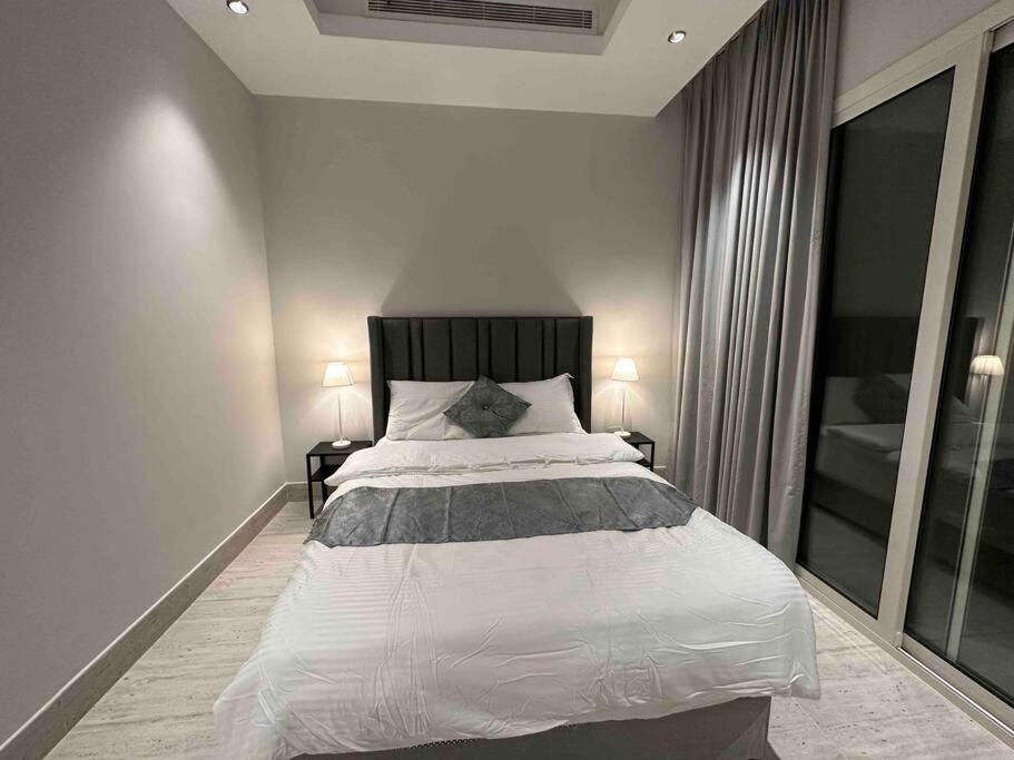 great luxary apt in almajdeah with roof