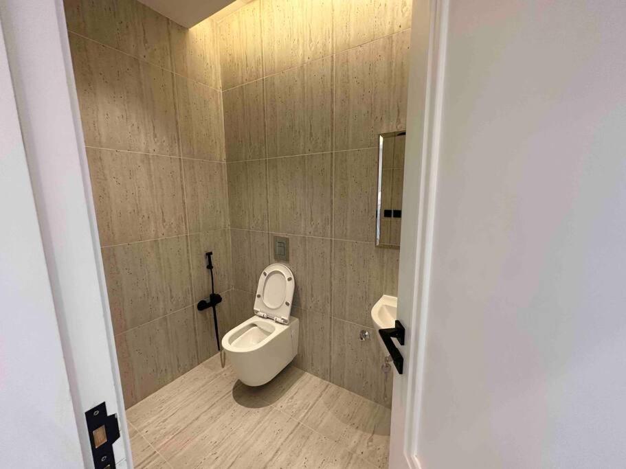 great luxary apt in almajdeah with roof