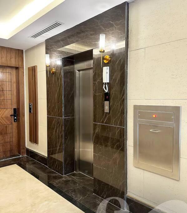 great luxary apt in almajdeah with roof