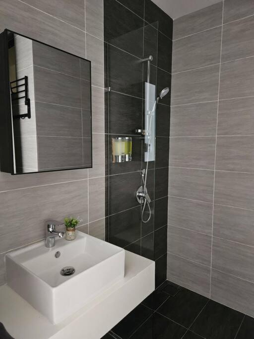 Pool Heaven Studio - 1 MRT stop to TRX The Exchange,free shuttle to MRT