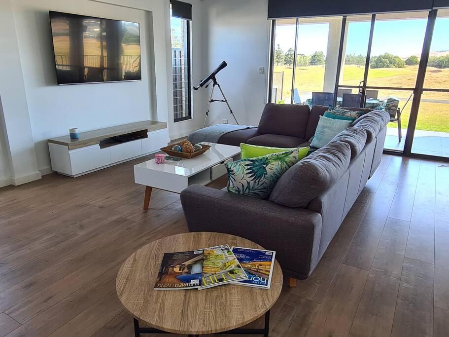 Coastal Palms - relax by the golf course