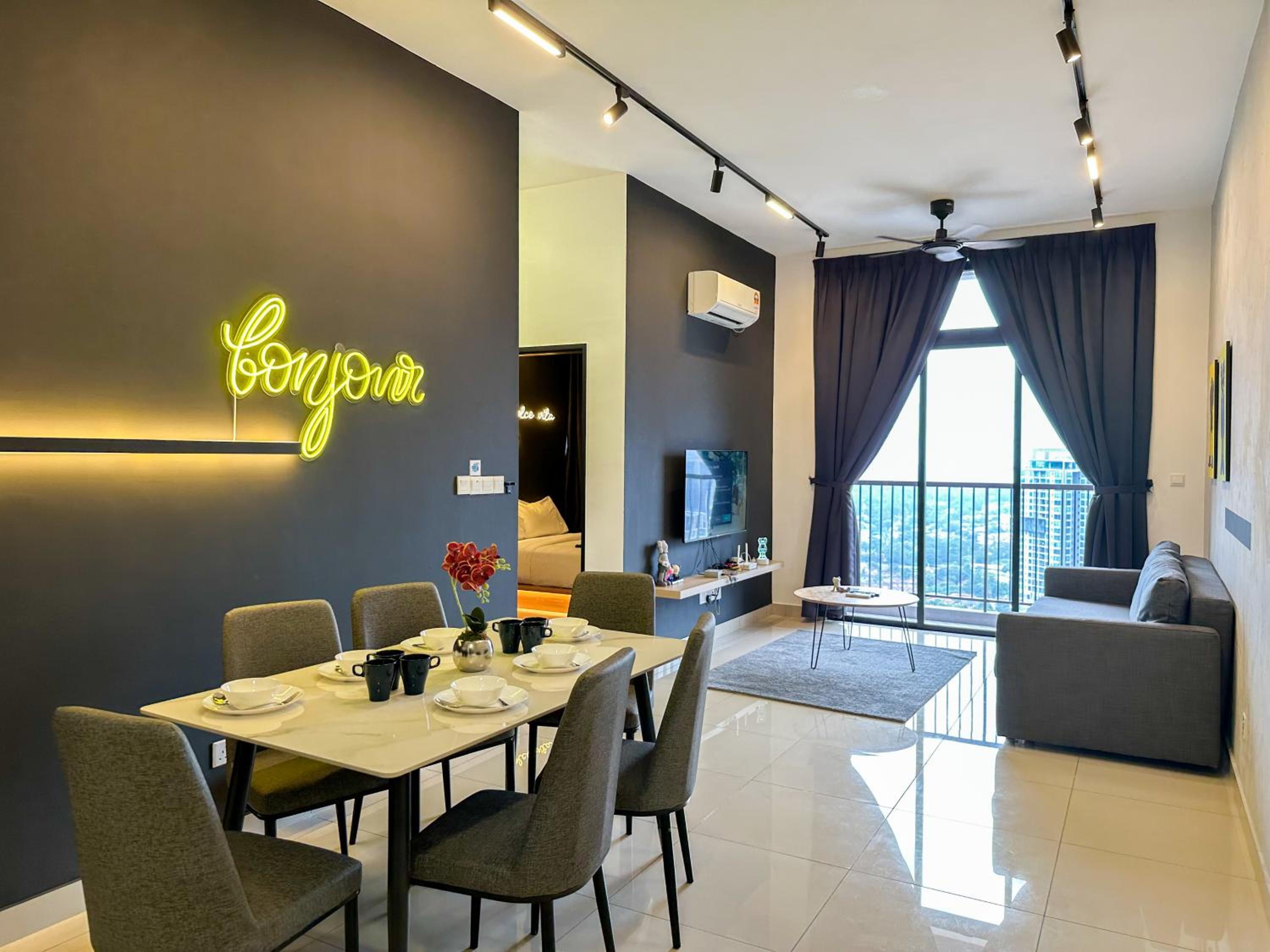 Twin Tower Residence by Nest Home【5 mins walk to CIQ】