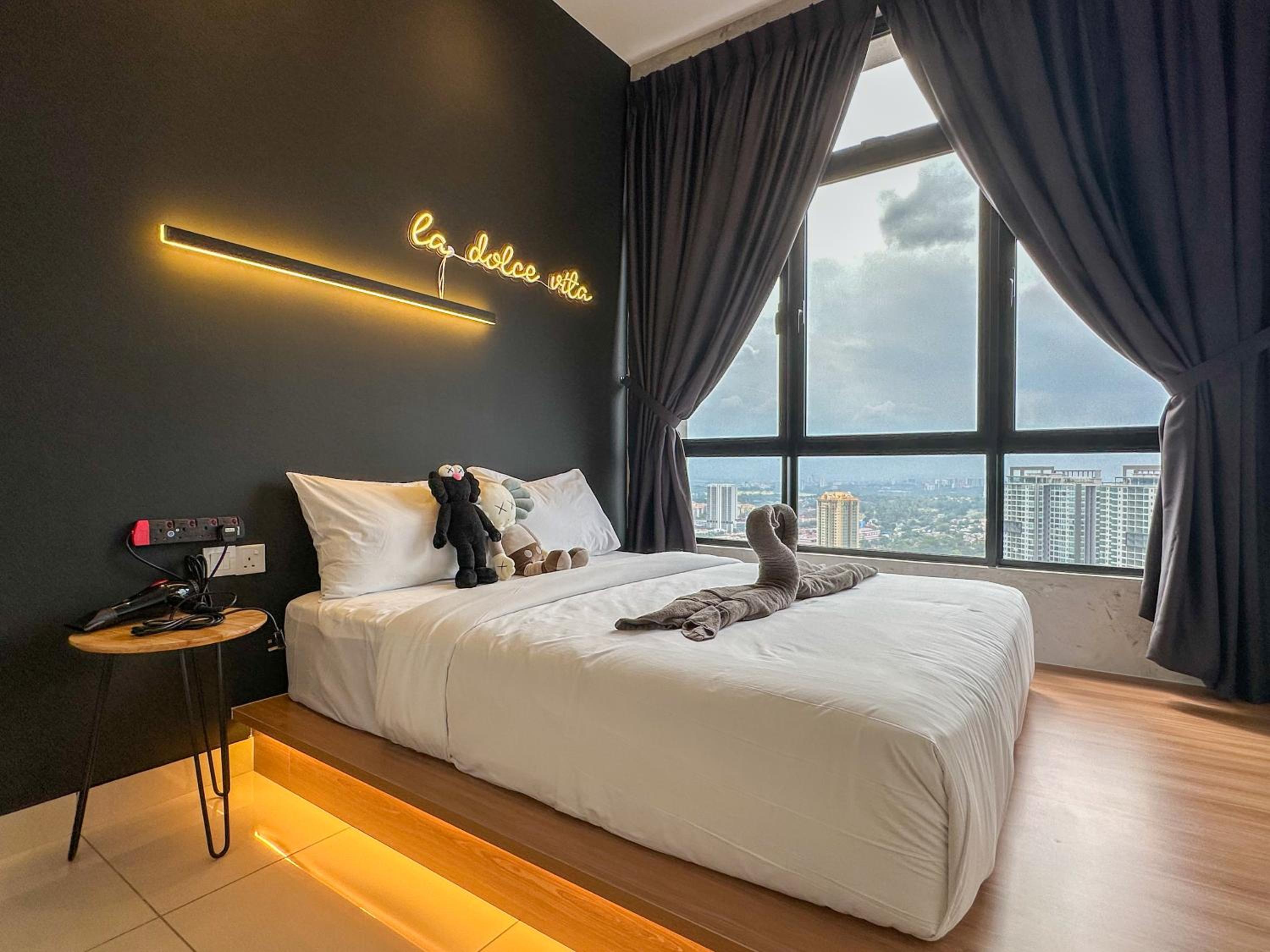 Twin Tower Residence by Nest Home【5 mins walk to CIQ】
