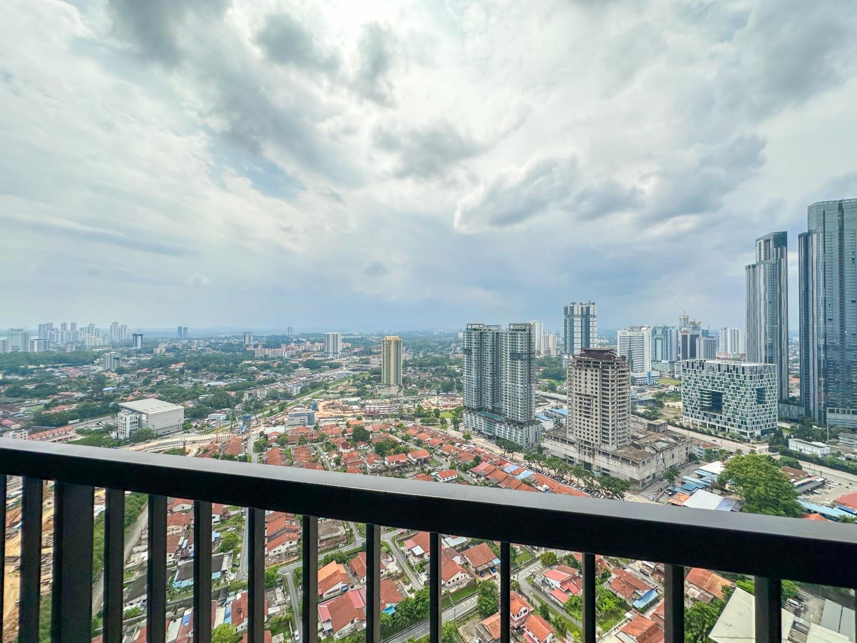 Twin Tower Residence by Nest Home【5 mins walk to CIQ】