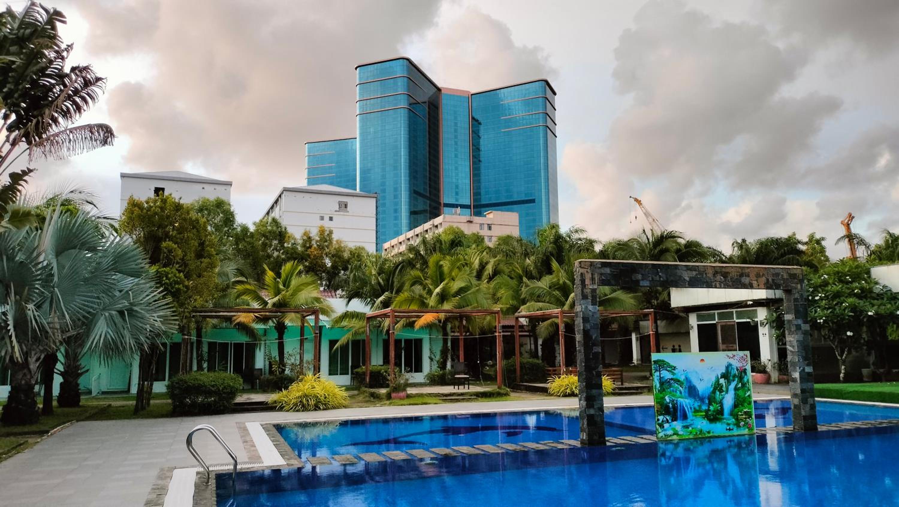 Twin Palms Resort