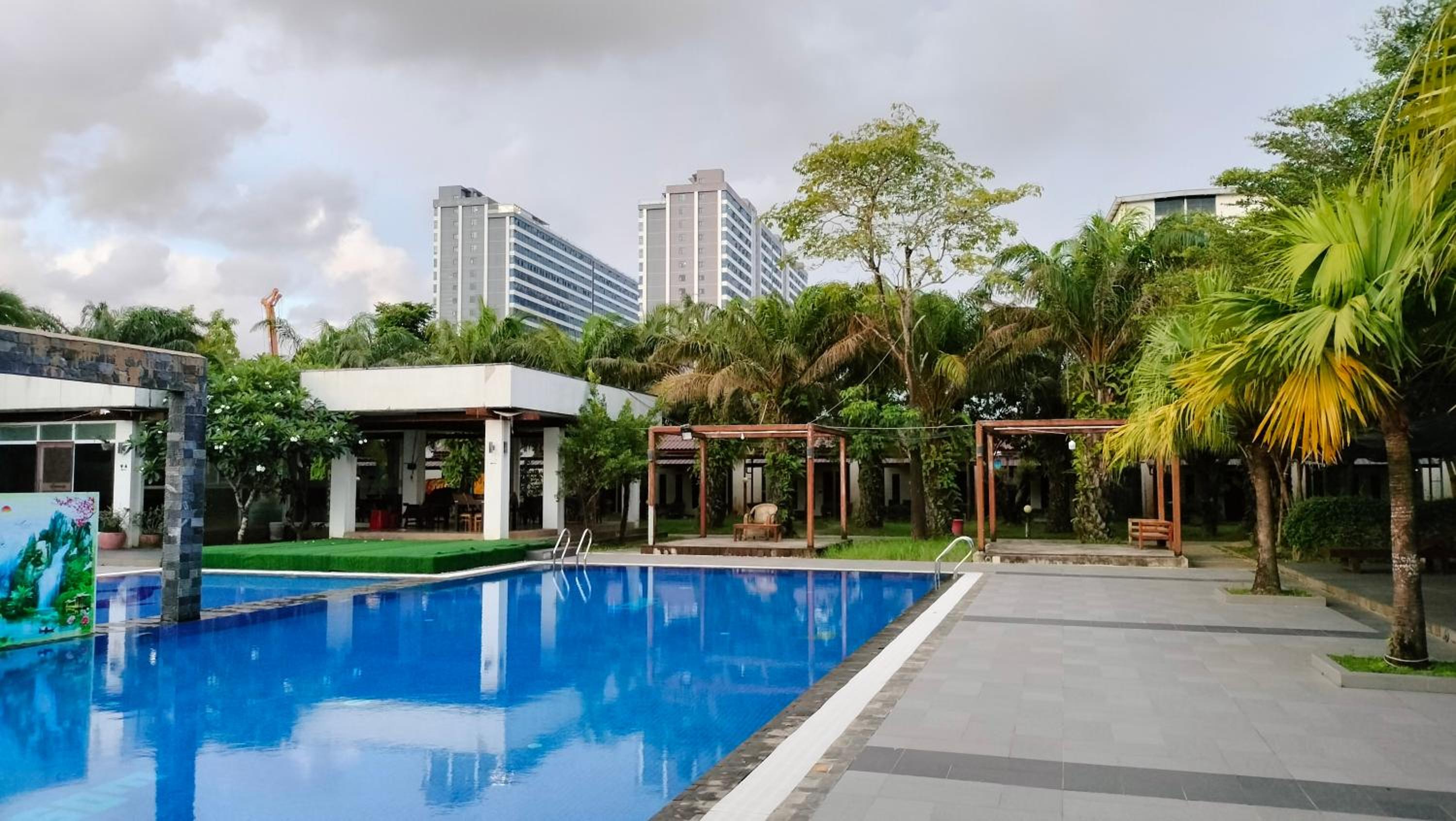Twin Palms Resort