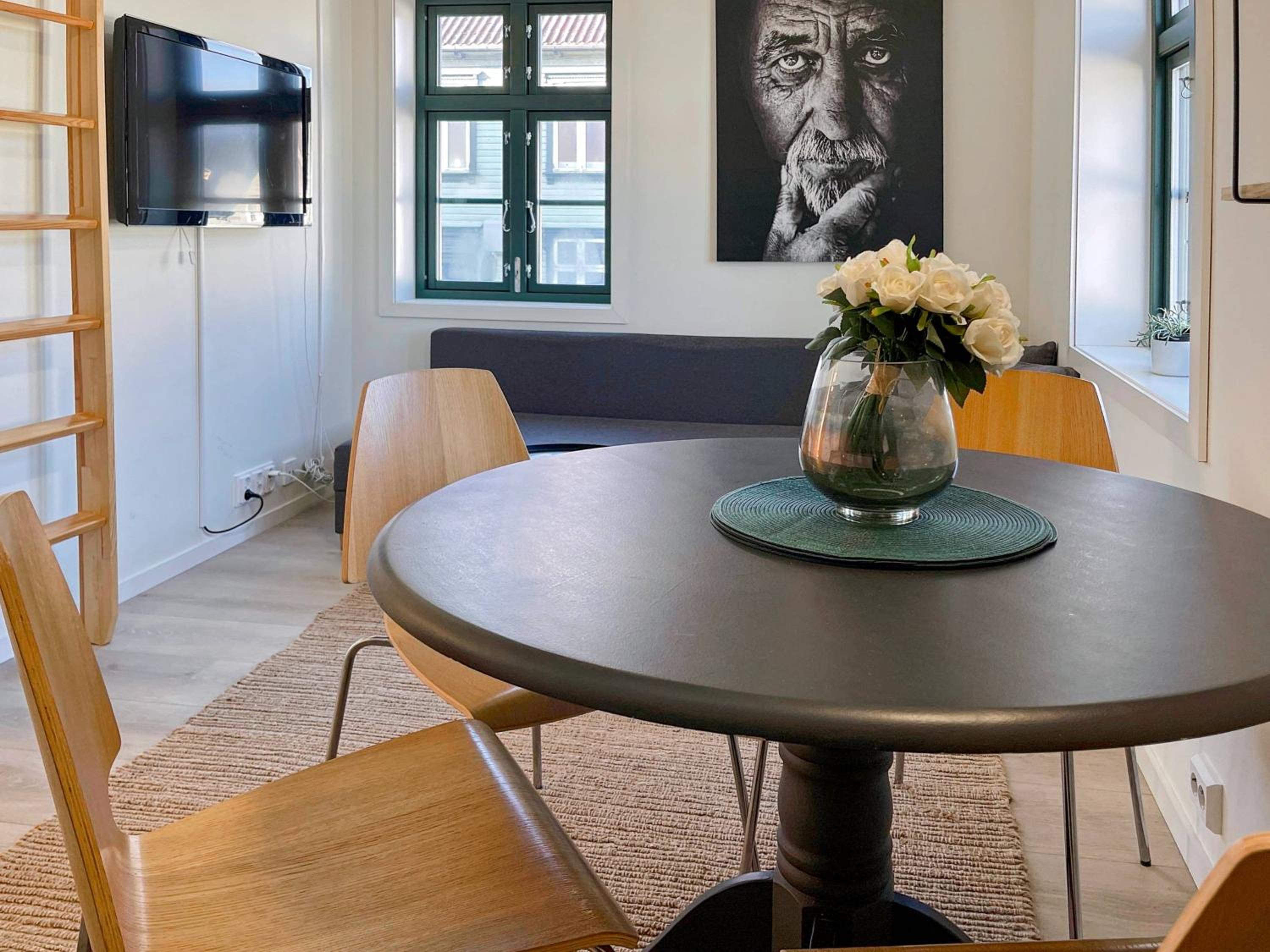 Vibrant apartment on bustling street, above a restaurant - Perfect for tourists,