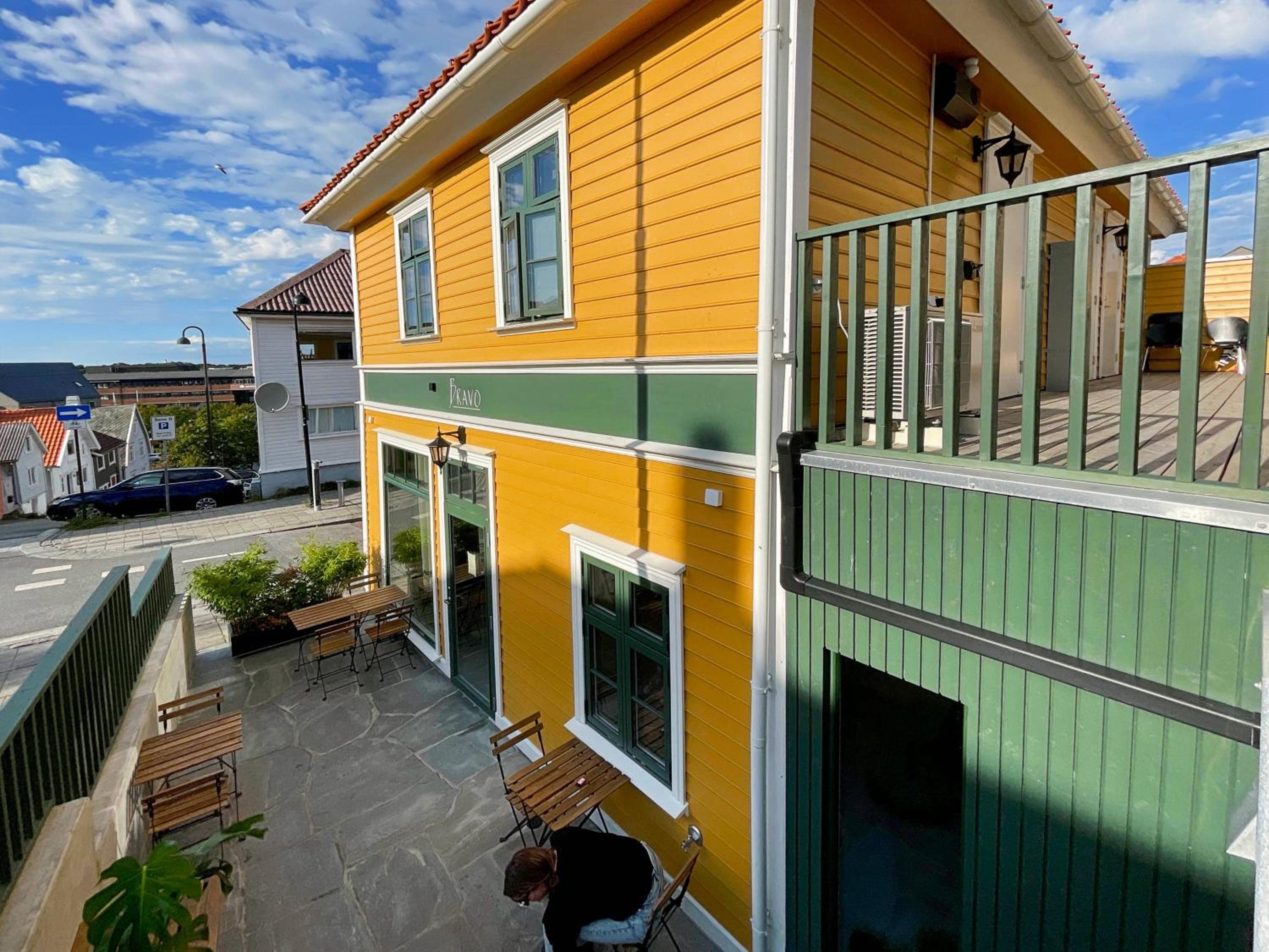 Vibrant apartment on bustling street, above a restaurant - Perfect for tourists,