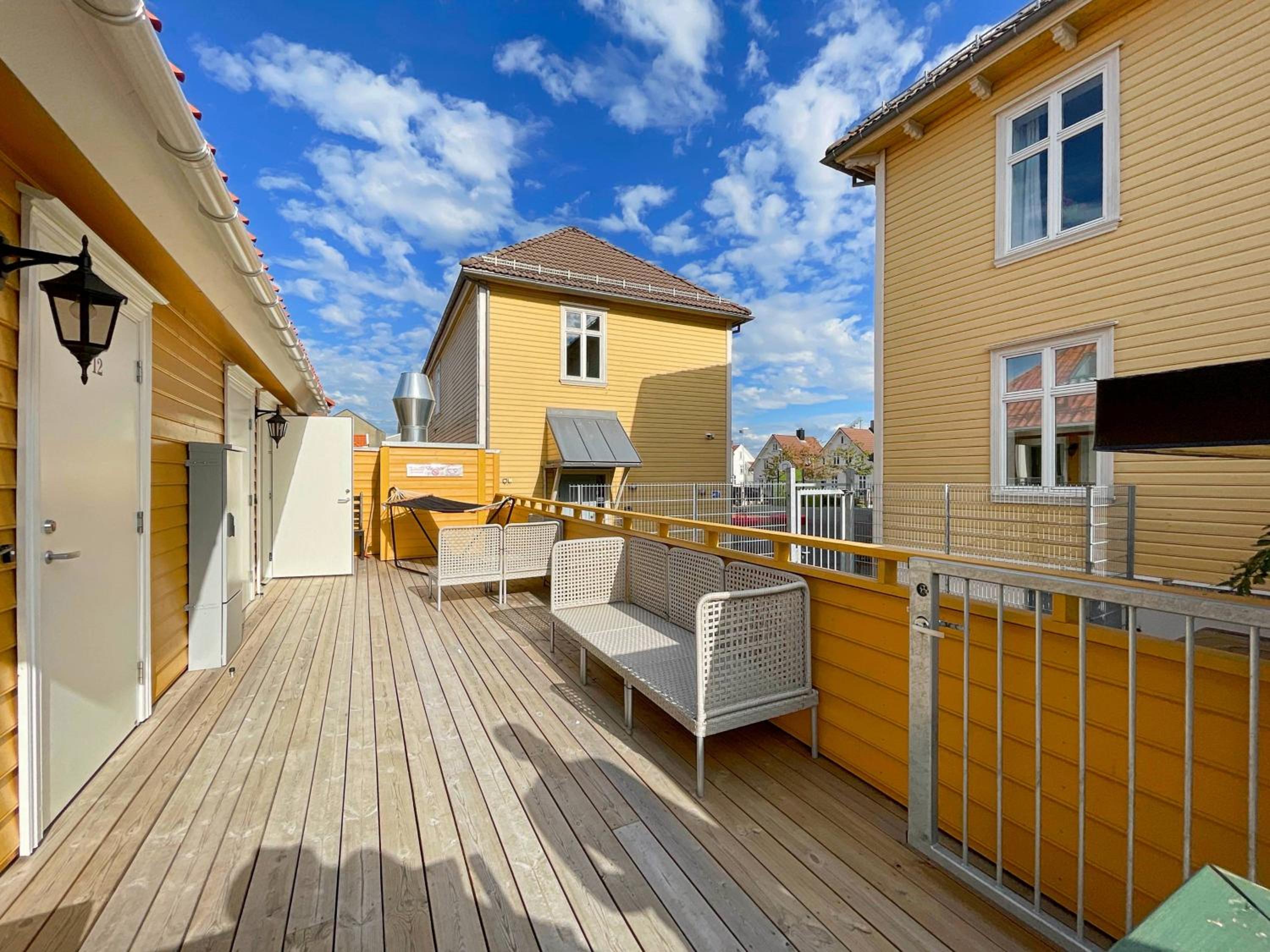 Vibrant apartment on bustling street, above a restaurant - Perfect for tourists,