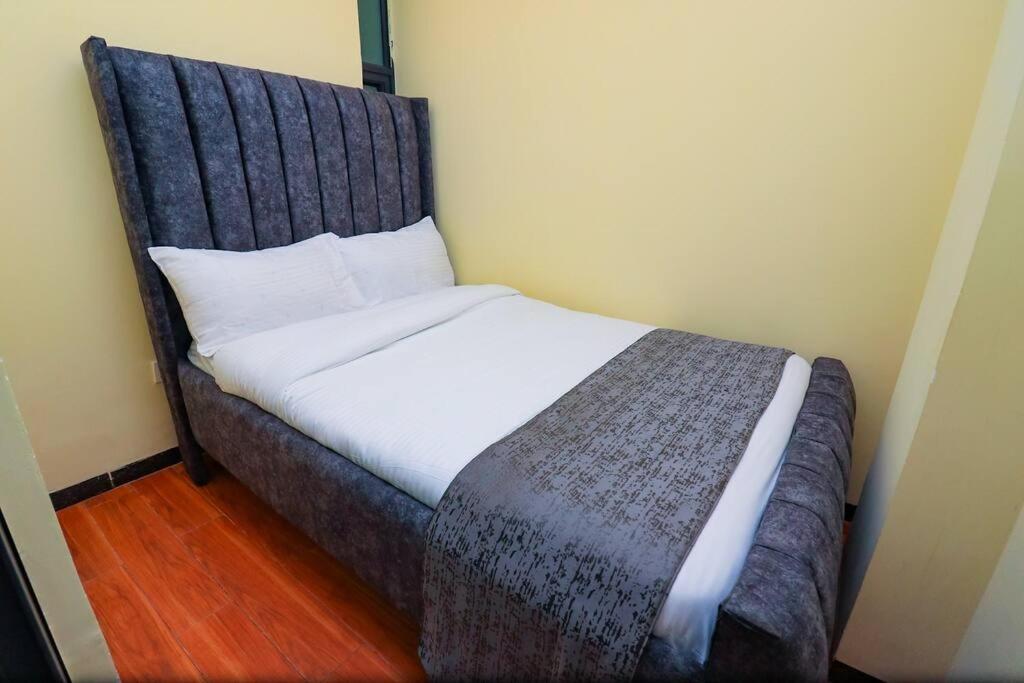 Luxury 1 BED apartment with extra bed Kilimani Nairobi Kenya view 2